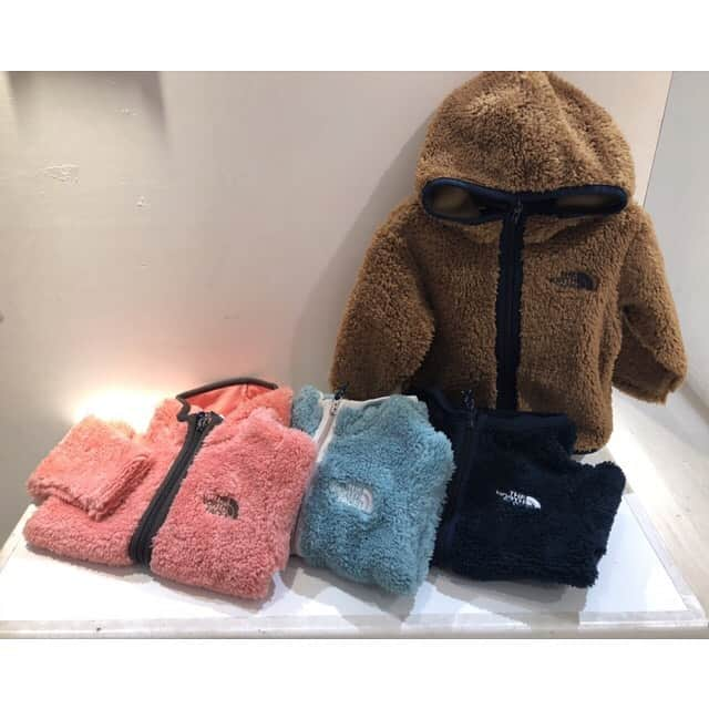 StampStompのインスタグラム：「. こんばんは🌝♡ 二子玉川ライズ店です！ . 本日は入荷したばかりのノースフェイスの商品をご紹介致します🎉 . 毎年人気のフリース素材のアウター！今期も入荷しました！こちらは80.90cmのご用意となっております。袖なしのノースリーブ、袖ありの長袖、フード付きのものと形だけで3種類もご用意がございます。 色の展開は全部で4色！使いやすい紺色から、大人っぽいベージュ、今年らしいピンクに水色！どれも可愛くて悩んでしまいそうですね🤔🤔 . アウターだけでなくベビーサイズからキッズサイズのニット帽も入荷しました！こちらも色の展開が多く、どれも可愛いものばかりです😍♡ . その他にも今から使えるロングTシャツやCAP、コンパクトジャケットも多数ご用意しております。 . どのシーズンも大人気なノースフェイス！これからの寒い季節のご準備にいかがですか？🥰 まだまだ暑い日は続きますが、ストンプスタンプ秋冬物が続々と入荷しています！お取り扱い商品は店舗によって異なるのでお近くのストンプスタンプへお問い合わせくださいませ💁‍♀️ . #thenopthface#ノースフェイス#fw#冬支度#stompstamp#ストンプスタンプ#二子玉川ライズ#rise#子ども服#ベビー服」