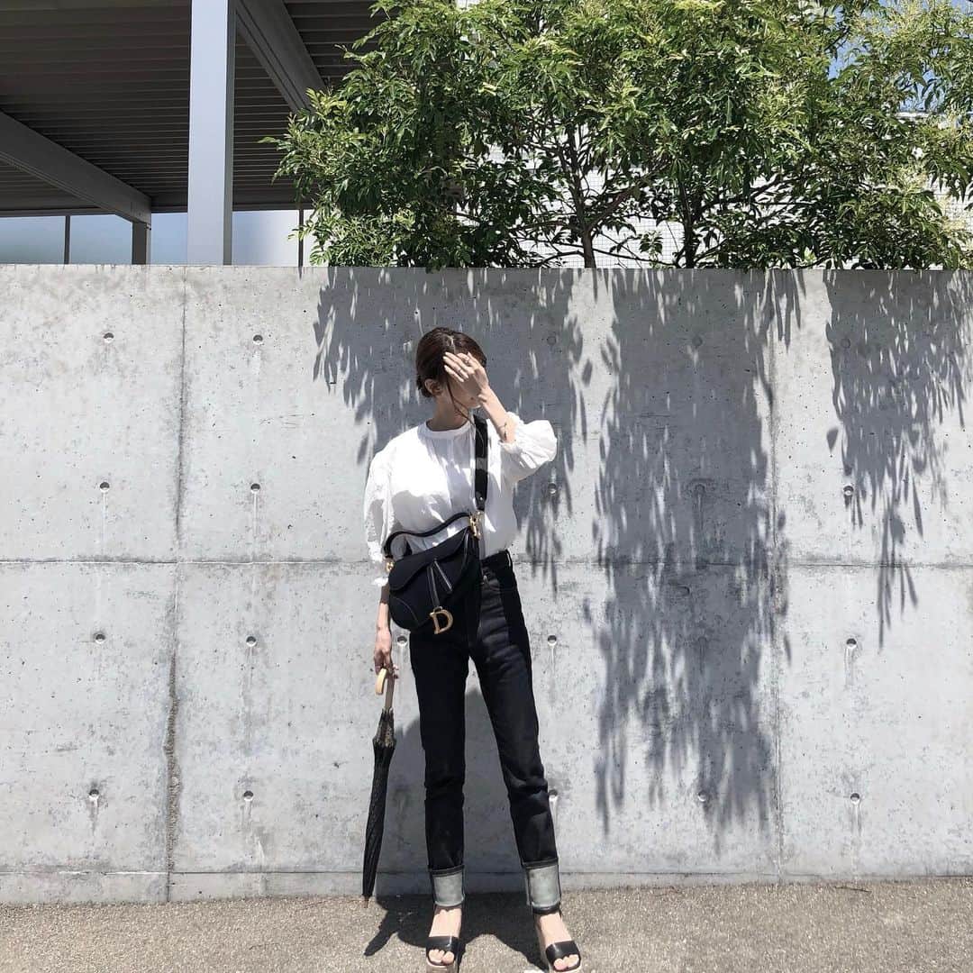 のインスタグラム：「outfit  いつかの #outfit 🌿 今年の秋はクラシカルな物が気になる🎓 ブラウスやジャケットを沢山着たい🧥♡ . blouse,sandal @amel_official__ denim @johnlawrencesullivan_official bag @dior parasol @celine bracelet @chloe  #ai_fashion #fashion #monotone」