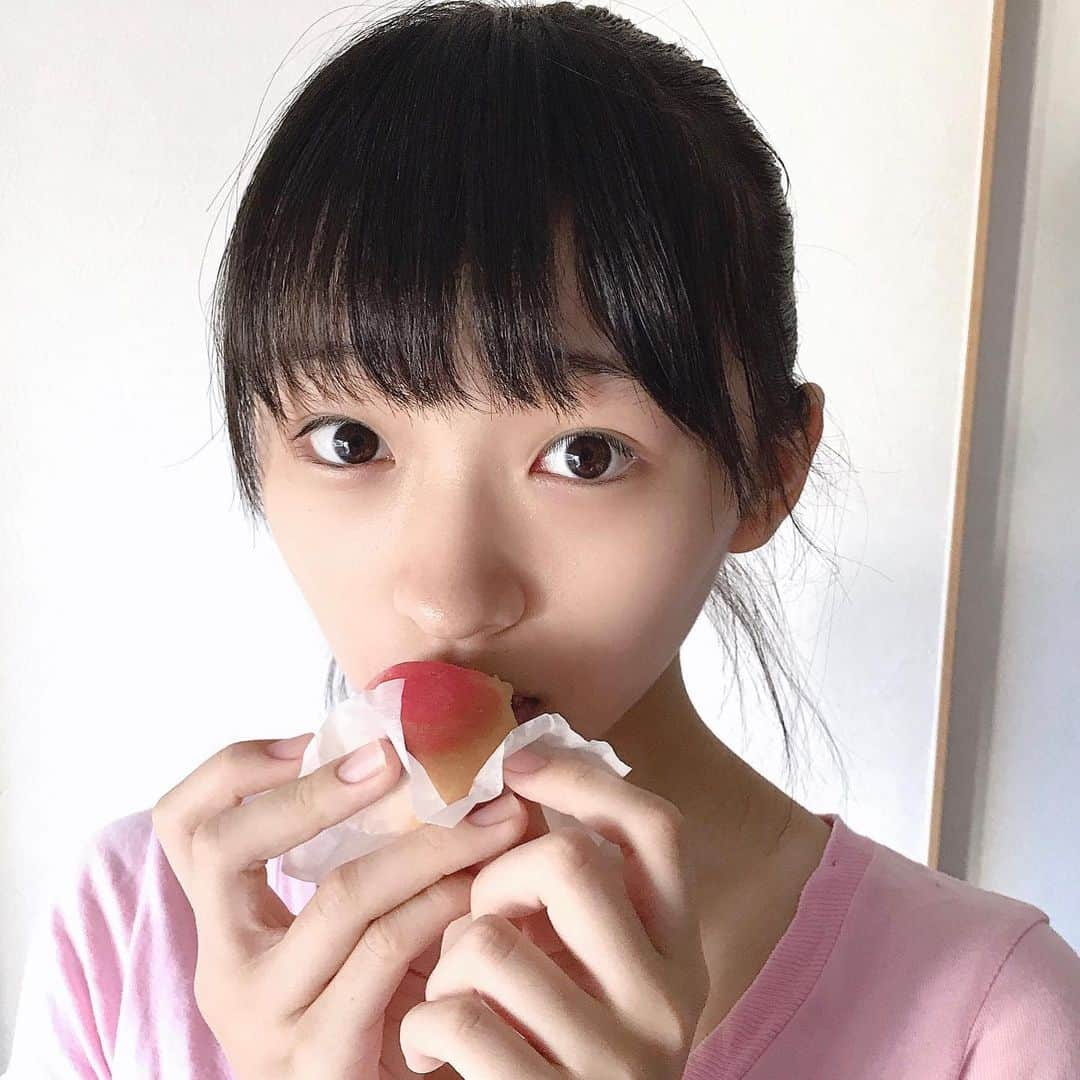 前野えまさんのインスタグラム写真 - (前野えまInstagram)「本日のおやつ🍵 甲州銘菓をいただきました😋 桃のゼリーを白餡に練りこみ淡いピンクの皮で包んだ焼き菓子です🍑 上品な味わいで桃の香りが口いっぱいに広がりました✨  #おやつ #本日のおやつ #焼き菓子 #桃のお菓子 #桃 #白餡 #ゼリー #桃色 #山梨 #山梨銘菓 #甲州銘菓 #甲州 #山梨土産 #甲州土産 #信玄桃 #桔梗屋 #おいしかった #美味しいもの #美味しかった #前野えま #みんなでおこそうfavo革命」9月2日 21時52分 - maeno_ema