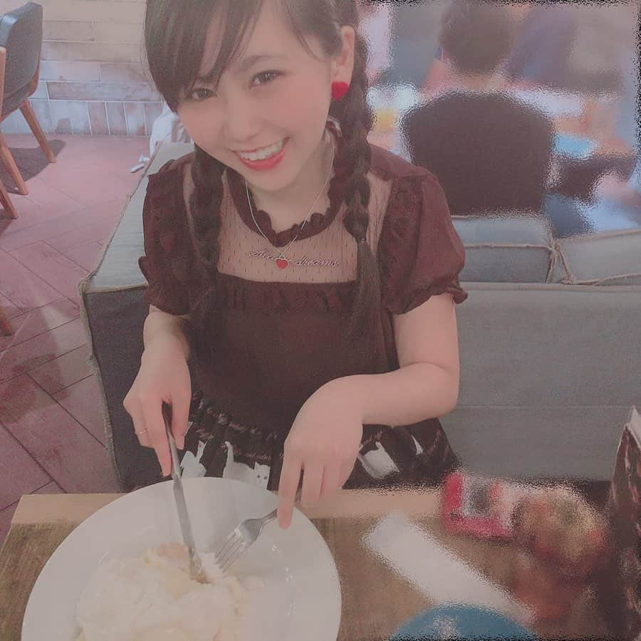 須田理夏子さんのインスタグラム写真 - (須田理夏子Instagram)「･ ･ ･ こんなパンケーキ初めて食べた😋🍴💓 しあわせだったよ🥰 美味しかった😋 ここのお店は渋谷にある ｢ESPRESSO D WORKS｣っていうお店だよ❣️ オシャレなお店だったなぁ💭 ･ ･ ･ 始め･中･終わりは顔スタンプ付きです✌️ ︎💕︎ ･ ･ #ESPRESSODWORKS #パンケーキ  #Cafe #カフェ巡り #おしゃれ #fashion #高校生 #JKブランド #jk #他撮り#snow  #ヘア #ヘアアレンジ #ネックレス #イヤリング #me  #彼女とデートなうに使っていいよ  #須田理夏子 #スカート #AnkRouge」9月2日 21時53分 - sudarikako