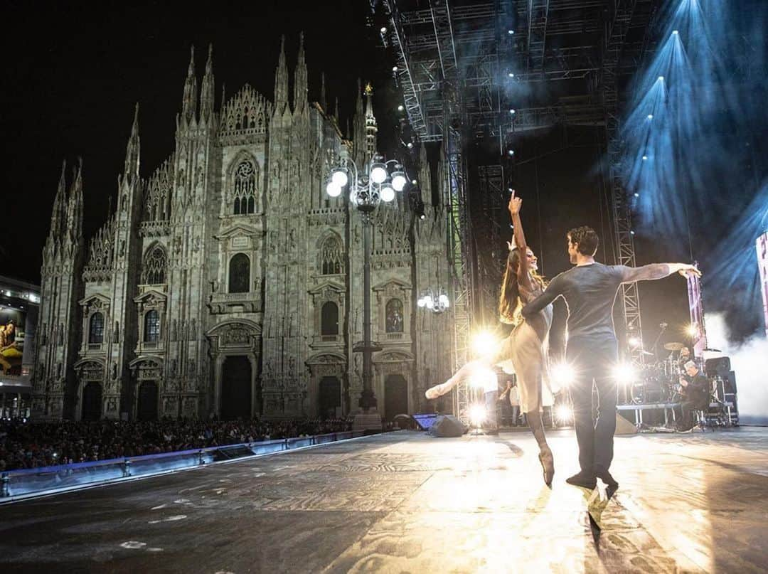 ロベルト・ボッレさんのインスタグラム写真 - (ロベルト・ボッレInstagram)「#Repost @ondance.it ・・・ Roberto Bolle e Nicoletta Manni danzano nel final show del 2 giugno in Piazza del Duomo.  #ondance #accendiamoladanza #finalshow #milano」9月2日 21時53分 - robertobolle