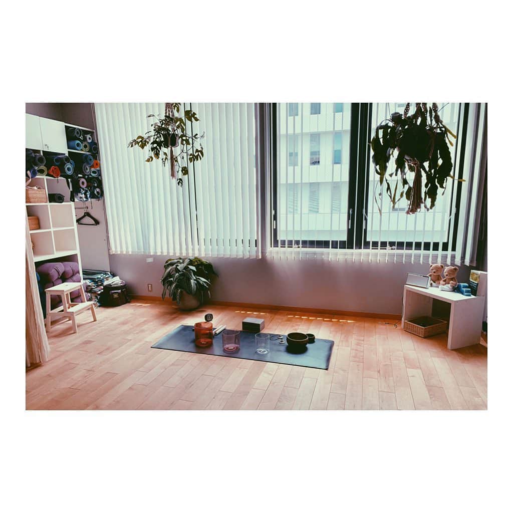 金原杏奈のインスタグラム：「Sound meditation by @hikokonami 🧘🏻‍♀️💗 #meditation #soundbath」