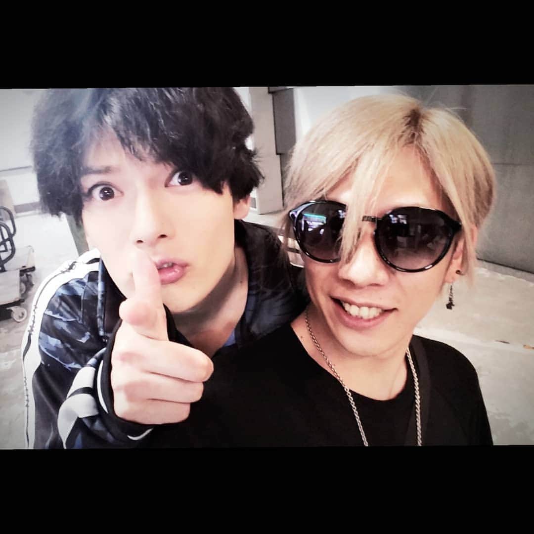 Chiyu のインスタグラム：「舞台「幽☆遊☆白書」  御茶ノ水ロックで共演して仲良くなったうち(DIC)のリーダーが浦飯幽助になって霊丸打ってくれたぞ(笑) コエンマ様や幻海もすげぇ完コピしてて改めて俳優の方達の凄さを痛感しました♪ 地方公演も頑張ってね♪ まじでめちゃくちゃ面白かったぞ(>_<) #舞台 #幽遊白書 #崎山つばさ #荒木宏文 #エリザベスマリー #真緒 #美月 #CHIYU  #早いもので」