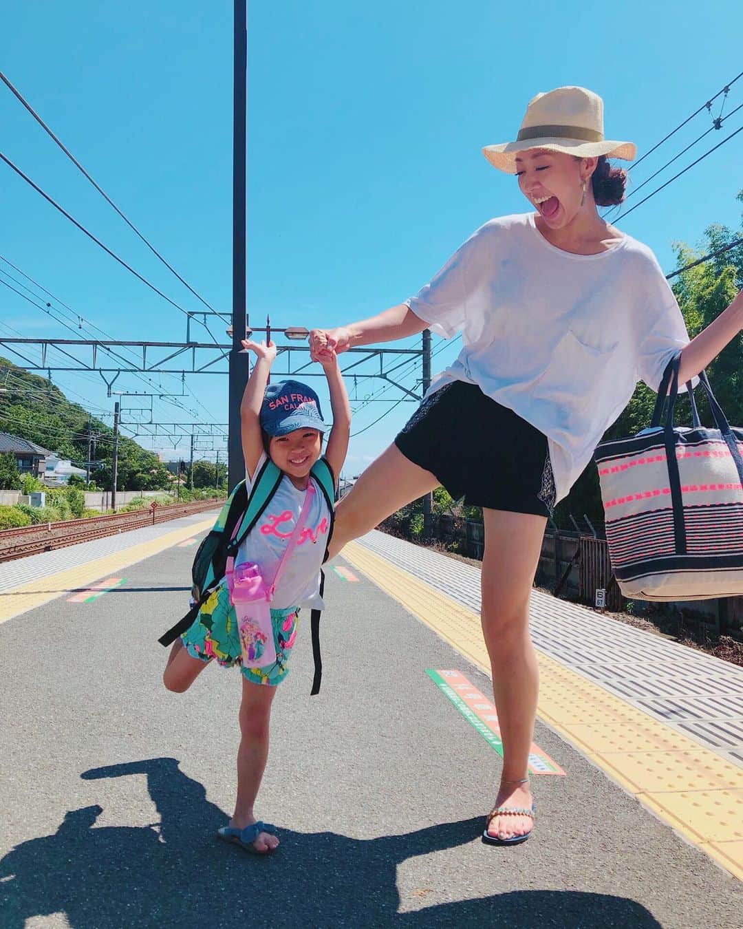 高橋有紀子のインスタグラム：「* 〜ゆいまる初めての夏休み、終了のお知らせ〜 * * 最初は「1ヶ月半、毎日何しよう😩」ってなってたけど、 ゆいまるに「夏って楽しいんだぞー😍」 って伝えたいなぁと思ったら 夏の風物詩を全部やり尽くしてた🍧👙🍉 * * おかげで私もまっくろくろすけ、 人生TOP3に入る最高の夏になりました👩🏾🤙🏾 * 心から楽しそうなゆいまるの笑顔を見たら 毎日の疲れも吹っ飛んじゃうくらい 幸せを感じる日々だったな🌻💛 * #goodbyesummer #2019 #ゆいまるの夏休み #令和最初の夏 #3歳8ヶ月  #夏が終わる #無理」