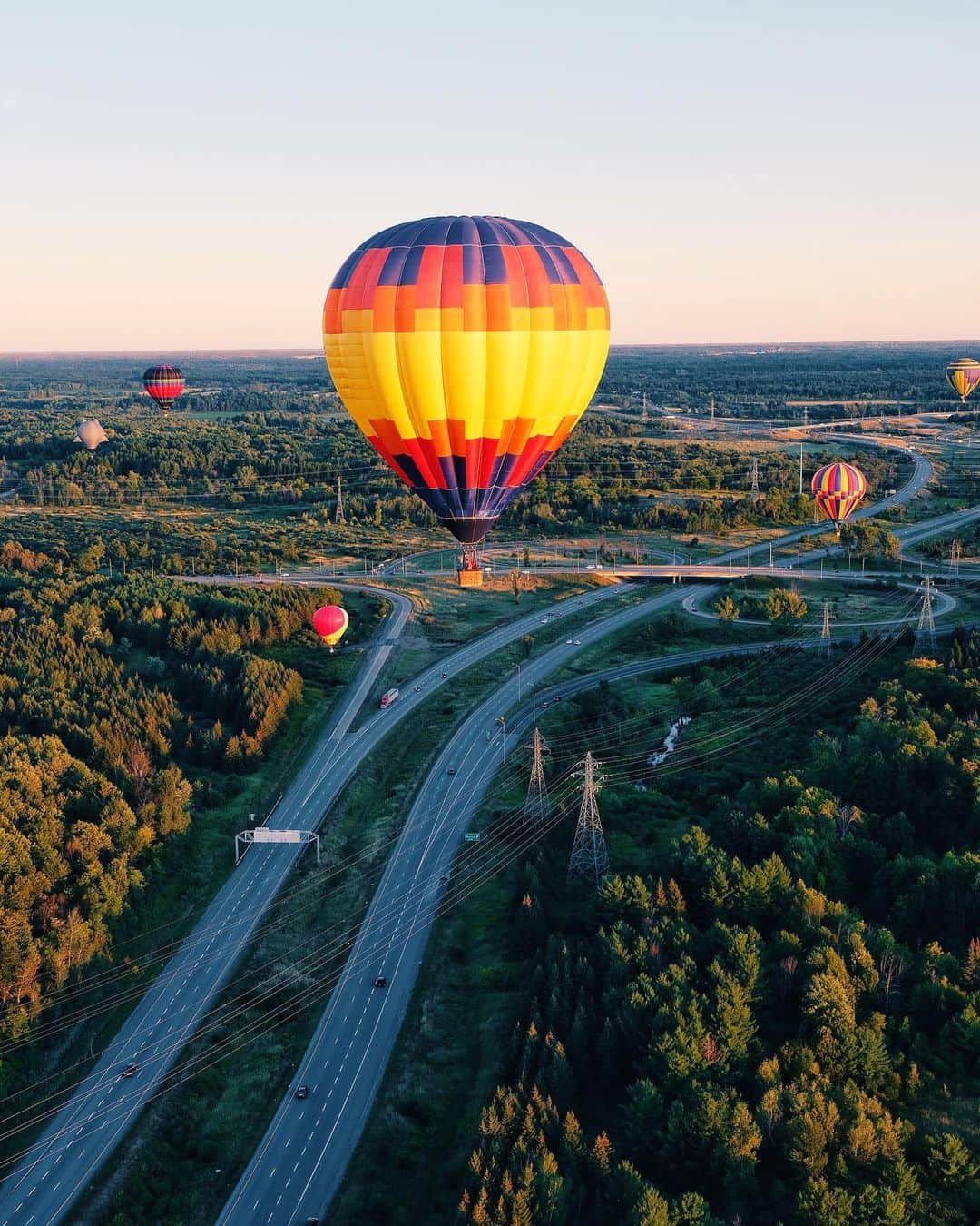 kaelさんのインスタグラム写真 - (kaelInstagram)「I’m lucky to be in town for the Gatineau Hot Air Balloon Festival. We had the most perfect conditions for our flight. The air was so still, it was like standing in the sky. Such a peaceful adventure! #myottawa」9月2日 21時58分 - punkodelish
