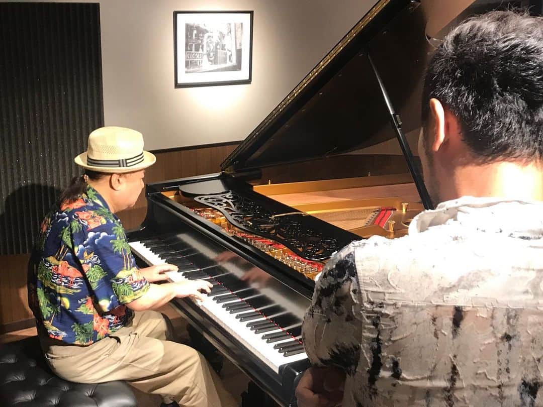 足立康史さんのインスタグラム写真 - (足立康史Instagram)「今夜は、ＮＹ留学時代にお世話になり、以来２０年以上お付き合いさせていただいている全盲のピアニスト加納洋さんと銀ぶら。せっかくの機会なので GINZA 7th Studio に観客としてお邪魔しました。案の定、生田さん加藤さんにネタにされてしまいましたが、汗。  洋さんには、studio備え付けのスタインウェイのピアノを弾いていただき、会食しながら日米の障害者福祉や年金制度の違い、移民制度の違いなどについてレクチャーいただきました。有意義、そして楽しかった！  ということで、今夜は #あだチャン はスキップします。明日をお楽しみに  m(_ _)m」9月2日 22時00分 - adachiyasushi