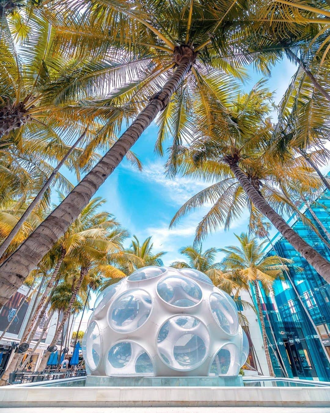 Visit The USAさんのインスタグラム写真 - (Visit The USAInstagram)「Stop and marvel at the incredible sculptures, murals and installations while strolling down the streets of the Miami Design District 🌴 📷: @visuals.by.luis #VisitTheUSA」9月2日 22時00分 - visittheusa