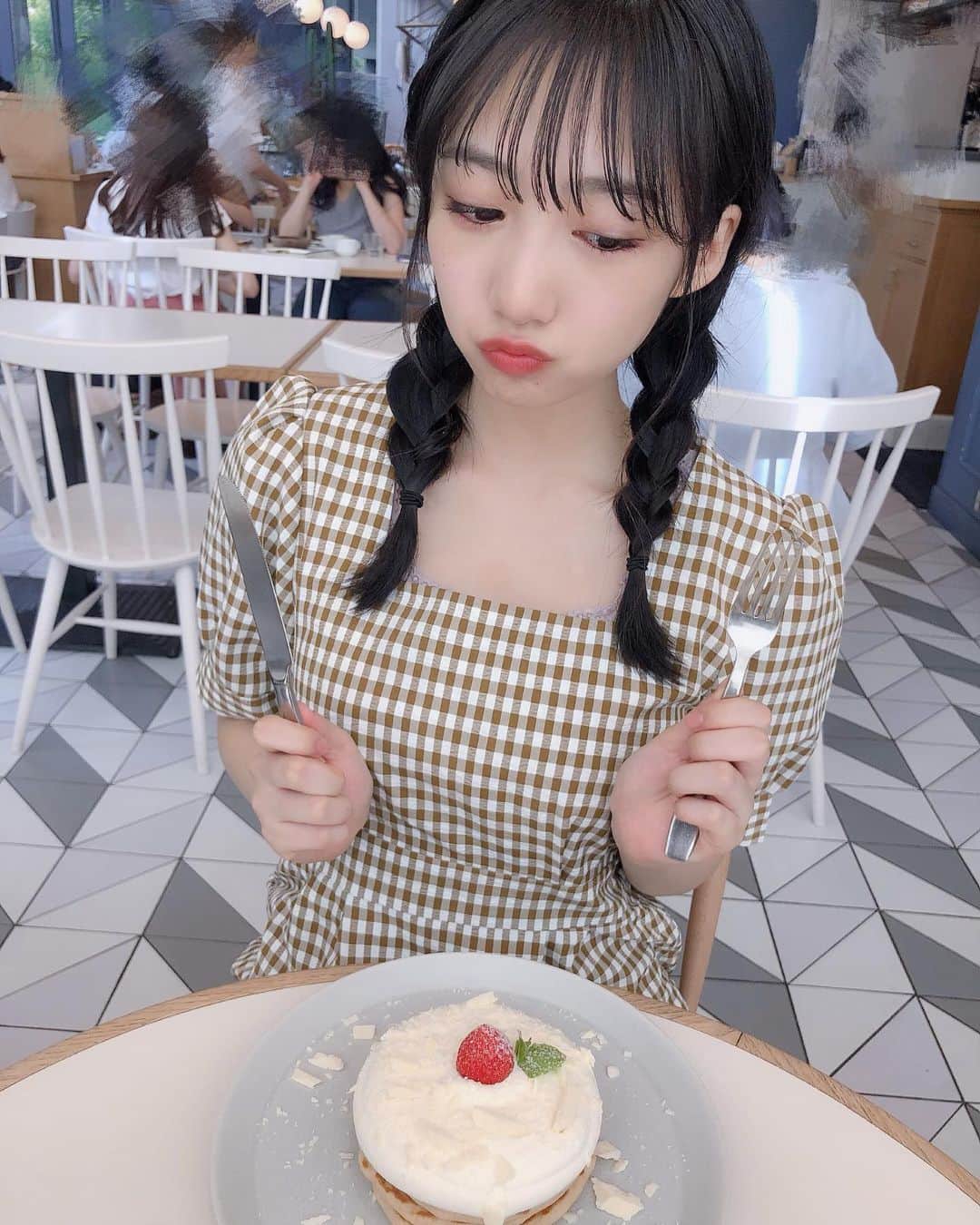 横野すみれさんのインスタグラム写真 - (横野すみれInstagram)「🥞🍓ずっと行きたかったカフェへ🍰☕️ . . . ホワイトチョコと甘さ控えめのホイップが絶妙で美味しゅうございました。 . #スーホルムカフェ #パンケーキ #大阪カフェ #カフェ #スイーツ #スイーツ好き #梅田カフェ #横すーグルメ」9月2日 22時00分 - yokono_sumire