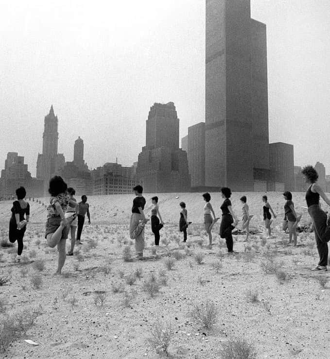 プロエンザスクーラーさんのインスタグラム写真 - (プロエンザスクーラーInstagram)「Limber up Fred Conrad, Battery Park City, 1980」9月2日 22時00分 - proenzaschouler