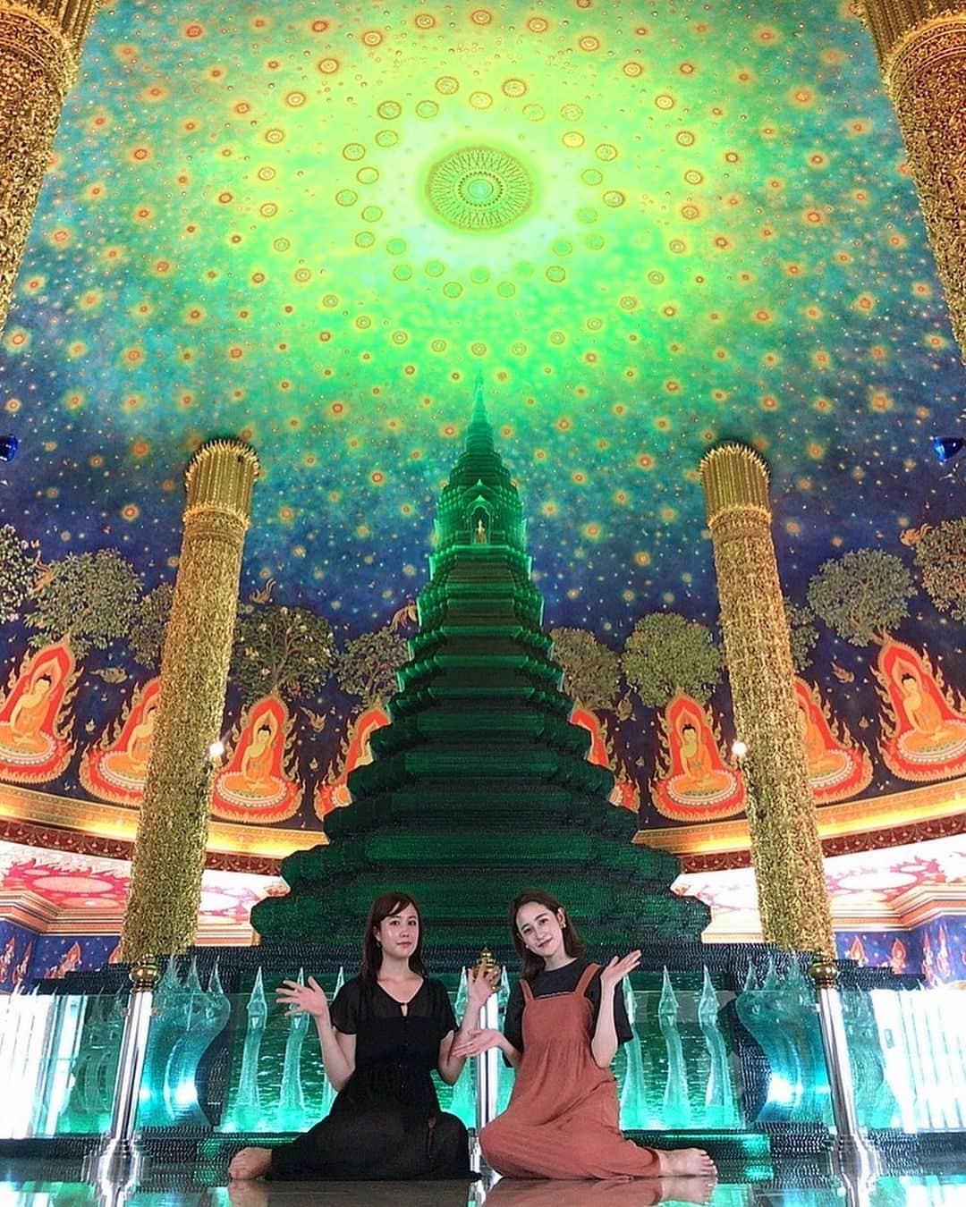 中島咲季のインスタグラム：「Wat PakNam🇹🇭 . 写真の10倍綺麗で見応えあるからタイ行くなら絶対立ち寄るべき！ 最上階もだけど、4階までの展示品とか壁の装飾が素敵すぎる😍 . #watpaknam #tailand #Bangkok  #タイ旅行 #ワットパクナム #女子旅 #バンコク」
