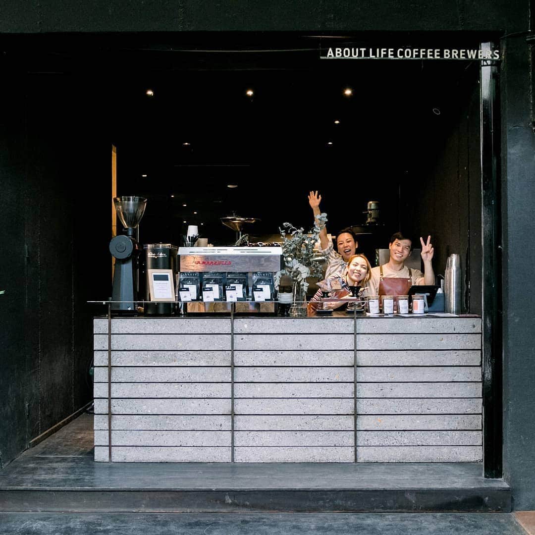のインスタグラム：「Up from @aboutlifecoffeebrewershcm ✌️if you ever visit Ho Chi Minh city in Vietnam, please visit these guys for coffee 😊  ベトナム ホーチミンのALCBでも、素晴らしいスタッフがおいしいコーヒー用意してお待ちしております！ホーチミンを訪れる際には、ぜひお立ち寄りください☕️ #aboutlifecoffeebrewers #aboutlifecoffee #onibuscoffee #specialtycoffee #vietnam #hochiminhcity #vietnamspecialtycoffee #saigon -」