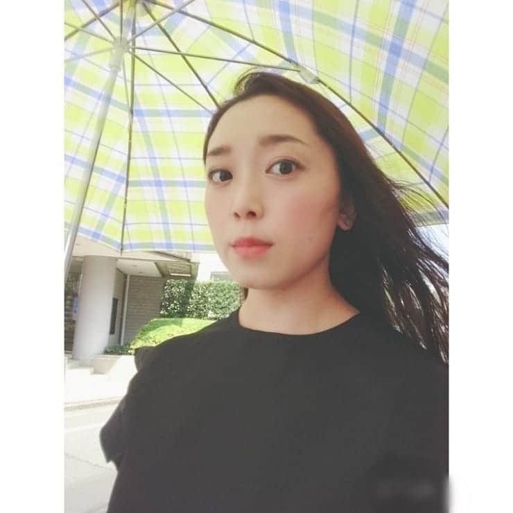 花陽みらさんのインスタグラム写真 - (花陽みらInstagram)「お気に入りの日傘 実はこの写真。今日の暑さにより、ほっぺが真っ赤か…﻿ アプリにより美白になっているが…😲﻿ 本当は、、2枚目くらい赤かった…(いつぞやの写真💦)﻿ 皆さん、熱中症にはお気をつけください😭✨💨﻿ ﻿ ﻿ #日傘 #熱中症 #天然チーク #ほっぺたまっかっか」9月2日 22時15分 - miku_hanahi