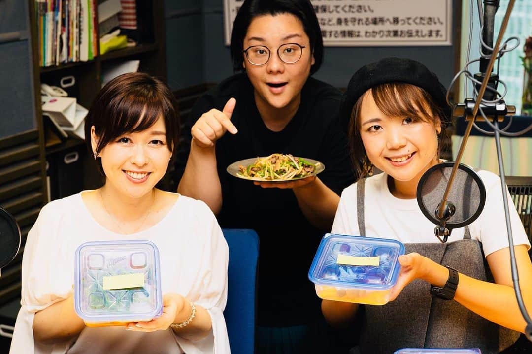 のインスタグラム：「先週水曜日、TBSラジオ「ジェーン・スー生活は踊る」に小倉弘子アナウンサーのピンチヒッターで出演させて頂きました🌟 スーさんの絶大なる安心感と、ゲストの料理コラムニスト・山本ゆりさんのレンチンレシピの美味しさに感動。 ここまで簡単な料理見たことない🤣天才！ . 故郷・山形の夏の郷土料理「だし」を作ってアレンジレシピもご紹介🍆🥒 みんなに喜んでもらえてよかった〜✨ ありがとうございました😊 #生活は踊る #TBSラジオ #山本ゆり #レンチンレシピ #山形 #だし #だしのフリーズドライ商品もあります #桑名園本店 #茶蔵」
