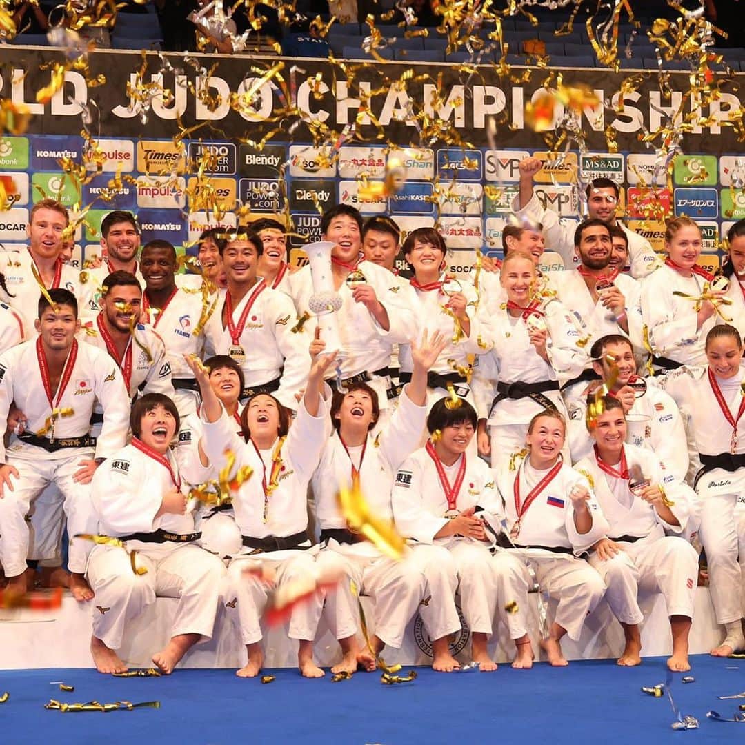 鈴木桂治さんのインスタグラム写真 - (鈴木桂治Instagram)「八日間の世界選手権大会が終了。 世界中の柔道家が熱い戦いを見せてくれました。団体戦も三連覇。 試合が終わればみんな仲間や！ ファミリーや！ #柔道最高 #世界選手権大会 #judo#tokyo#2019#judofamily#wearetheone#lovejudo#柔道」9月2日 22時11分 - gk.kizuna