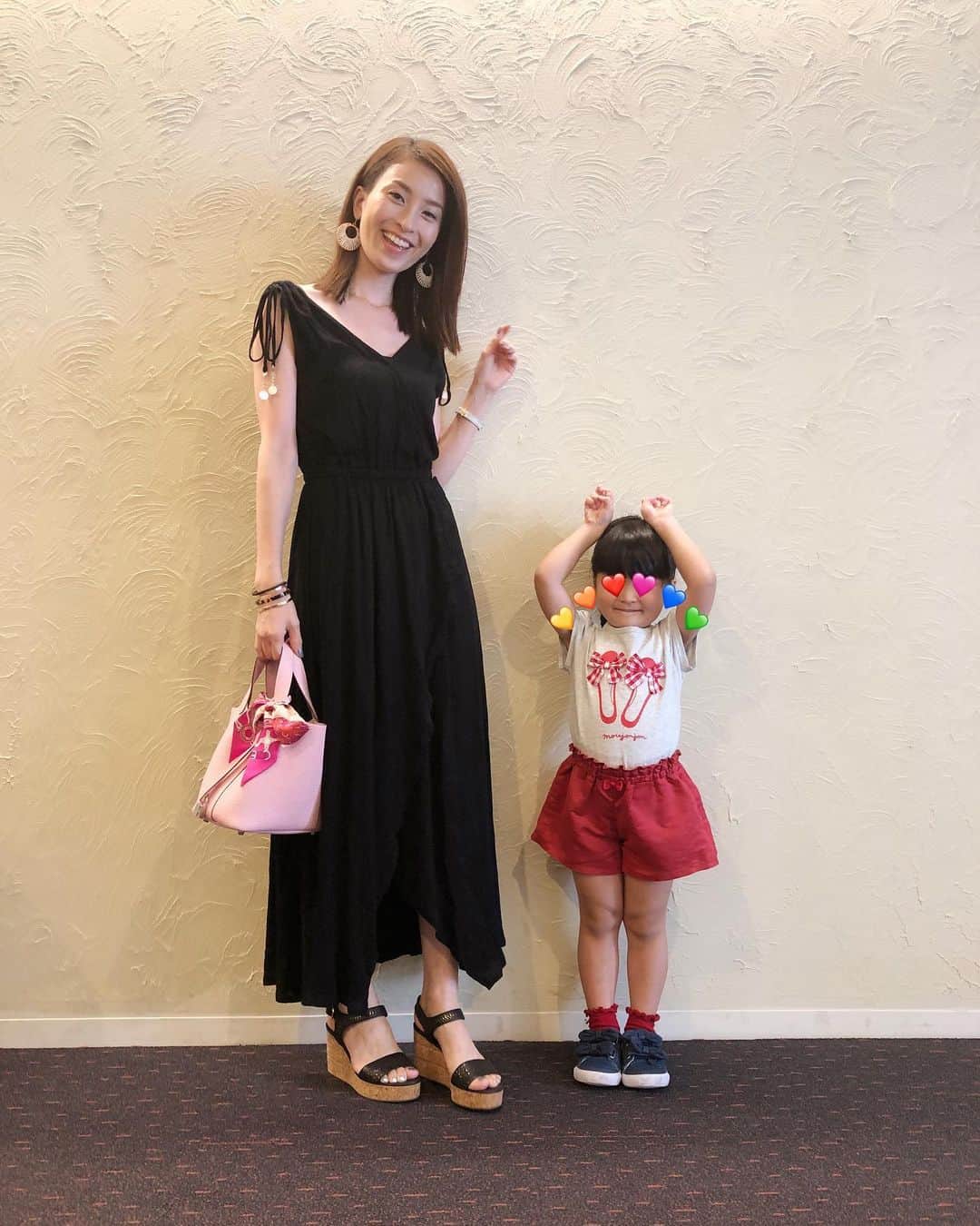 蜂矢有紀のインスタグラム：「🖤🐚✨ ・ とっても形が綺麗で一目惚れ だったワンピース😇🐚💕 ３カラーあったけど、結局 安定のブラック🤫🖤 ・ #ファッション #コーデ #親子 #コーディネート #母娘 #ナノユニバース #ワンピース #ブラックワンピース #黒ワンピ #エルメス #ピコタン #フェラガモ #Hinanouniverse #nanouniverse #onepiece #black #fashion #ootd #hermes #salvatoreferragamo」