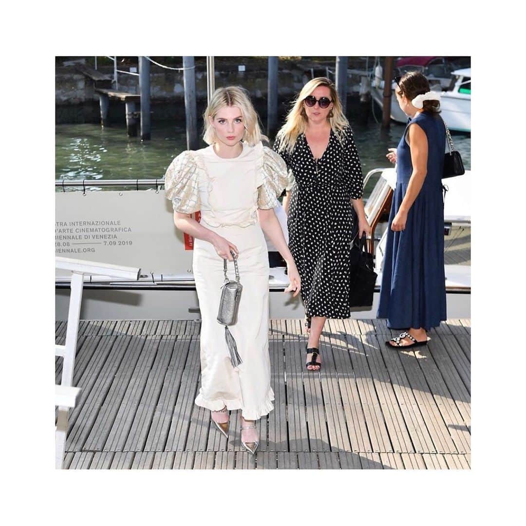 JO BAKERのインスタグラム：「T W O • B I R D S 🇬🇧🇬🇧 #lucyboynton looking dreamy in cream!! Yesterday Miss Boynton and me on a boat, off a boat, on a boat...off a boat ....on a boat ...off a boat ...fabulousness courtesy of @miumiu #venicefilmfestival  Lucy’s hair by @halleybrisker  Hair Colour @mwselley  Makeup by me #jobakermakeupartist」