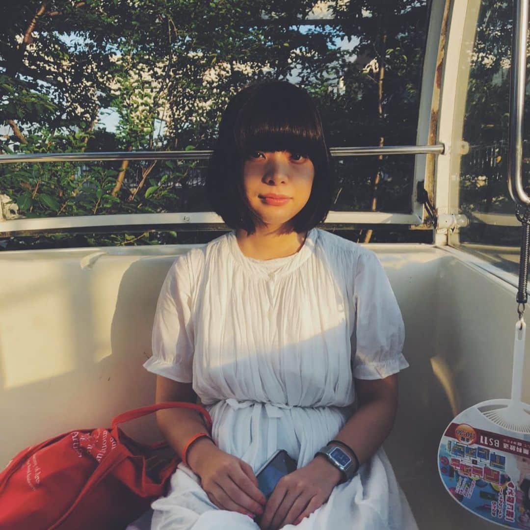 のインスタグラム：「八月がおわってた事にはびっくりしたけど 今年は遊園地とひまわり畑にも行ったし 塩田千春展もピクサー展もメスキータもミュシャも行けた。 東京ってすごいなー！ なので、わたしの夏はもう満足。 もう秋に向かって大丈夫です！ 有難うございました！夏！ 今スタジオでは冬服を着てるし。 『ルパンの娘』とはまた別の、『男はつらいよ』の寅さんが少年だった頃のお話で。 NHK総合の10月期土曜ドラマ『少年寅次郎』を まだ気が早いけどこちらも宜しくおねがいしますね。🍡 刺激的かつにぎやかで思った以上に悩ましい日々、夏だの秋だの分かんない。 でもとても豊か!」