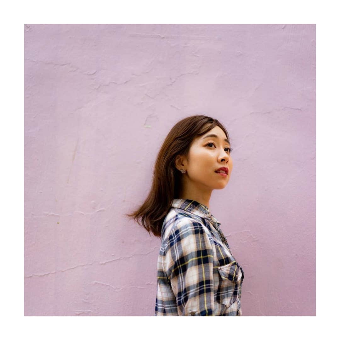 峯岸伽奈のインスタグラム：「. . .  casual shot taken by @take_portrait 📸  めっちゃ普通だけど、なんか良く撮れてて気に入ってる🙆 そして壁が好きな色。  #sonyalpha #sonysingapore #sonyforher #bealpha #zeisslens #singapore #シンガポール  #壁」