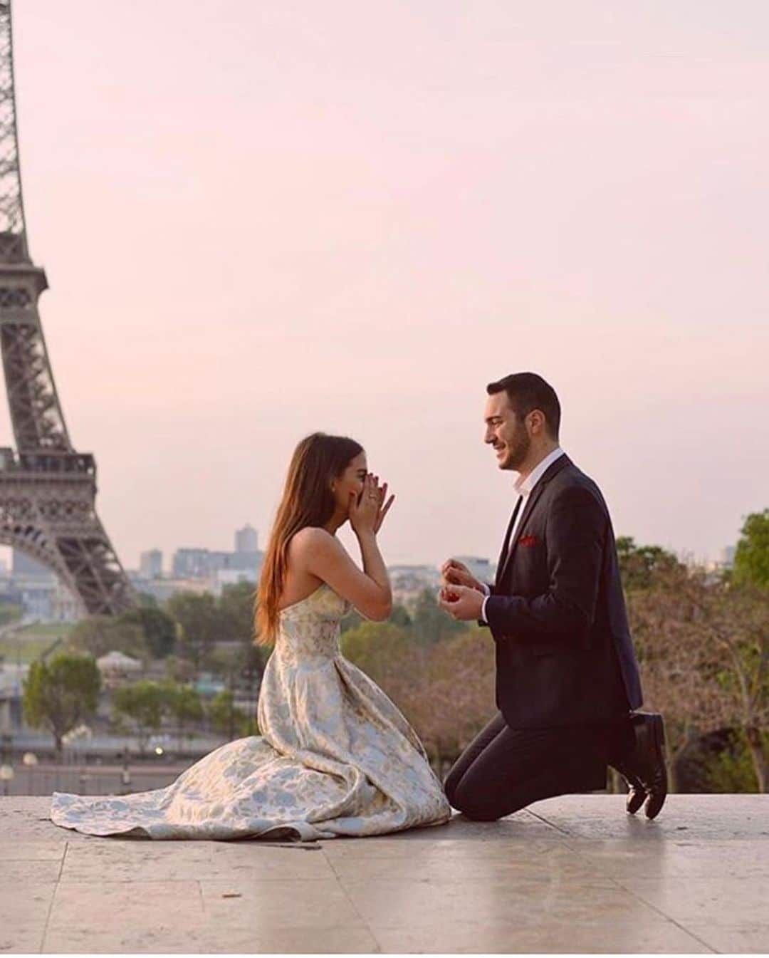 Wedding ?さんのインスタグラム写真 - (Wedding ?Instagram)「Proposal in Paris ❤️ . . . . Ph @bogdan_in_paris Bride to be @veronicamicheletti Groom @maxaru . . . . .  #dress #makeup #hairstyle #vestido #weddingdecor #decoracaocasamento #justmarried #weddingtrends #wedding #bride #bridetobe #noiva  #vestidodenoiva #weddingdress #weddinggown  #casamento #honeymoon #luademel #destinationwedding#weddinginspiration #royal #royalwedding #recife #saopaulo #ny #london」9月2日 22時21分 - weddingideas_brides