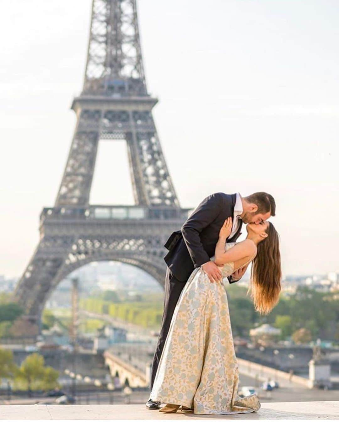 Wedding ?さんのインスタグラム写真 - (Wedding ?Instagram)「Proposal in Paris ❤️ . . . . Ph @bogdan_in_paris Bride to be @veronicamicheletti Groom @maxaru . . . . .  #dress #makeup #hairstyle #vestido #weddingdecor #decoracaocasamento #justmarried #weddingtrends #wedding #bride #bridetobe #noiva  #vestidodenoiva #weddingdress #weddinggown  #casamento #honeymoon #luademel #destinationwedding#weddinginspiration #royal #royalwedding #recife #saopaulo #ny #london」9月2日 22時21分 - weddingideas_brides