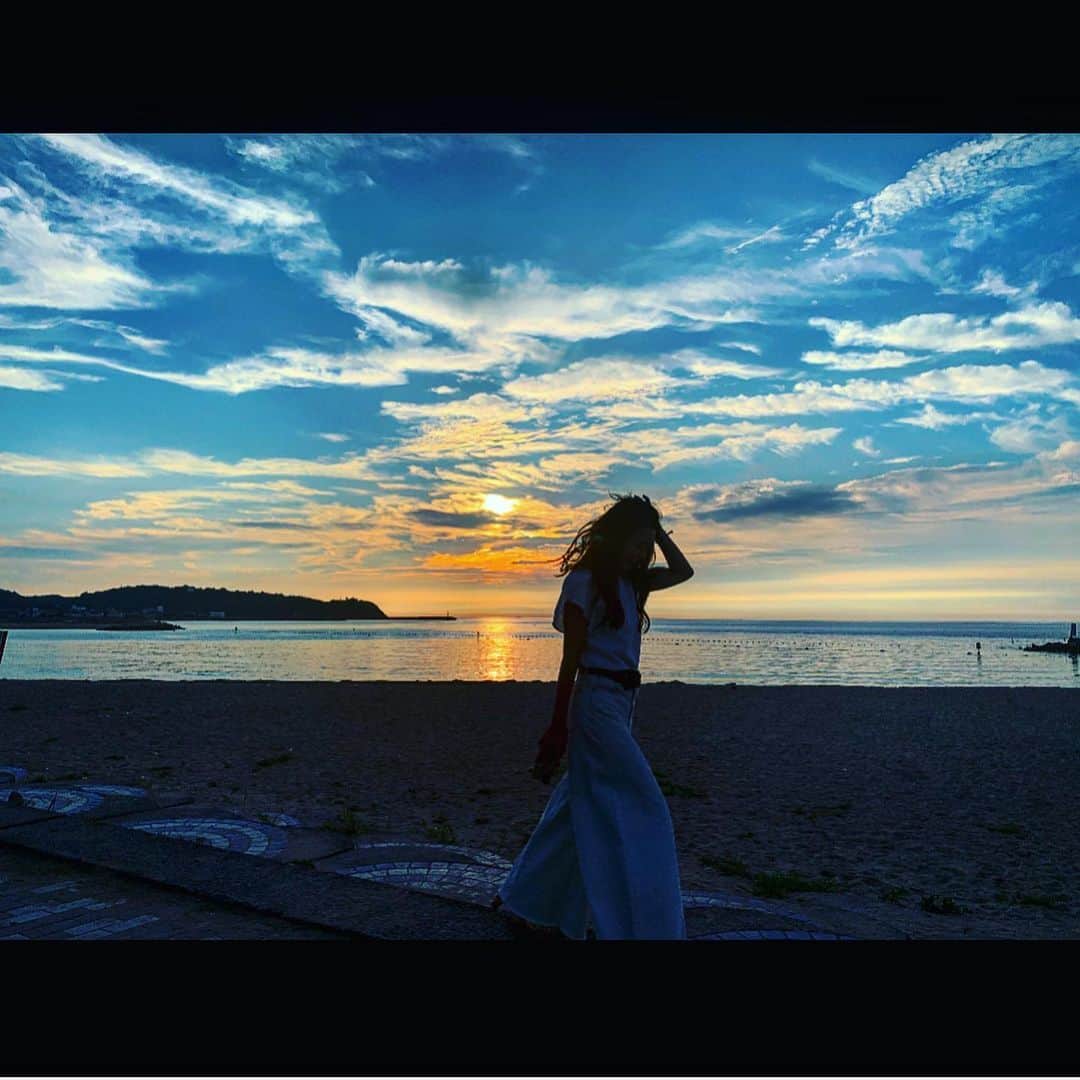 さきえさんのインスタグラム写真 - (さきえInstagram)「杪夏。 . . . #多賀浜  #多賀浜海水浴場 #淡路島 #sea #seaside #sunset #beach #砂浜 #夕陽 #sun #sky #blue #twilight #magichour #マジックアワー #芝生 #nature #natural #simple #photooftheday #photo #夏の終わりね。」9月2日 22時22分 - sakie110