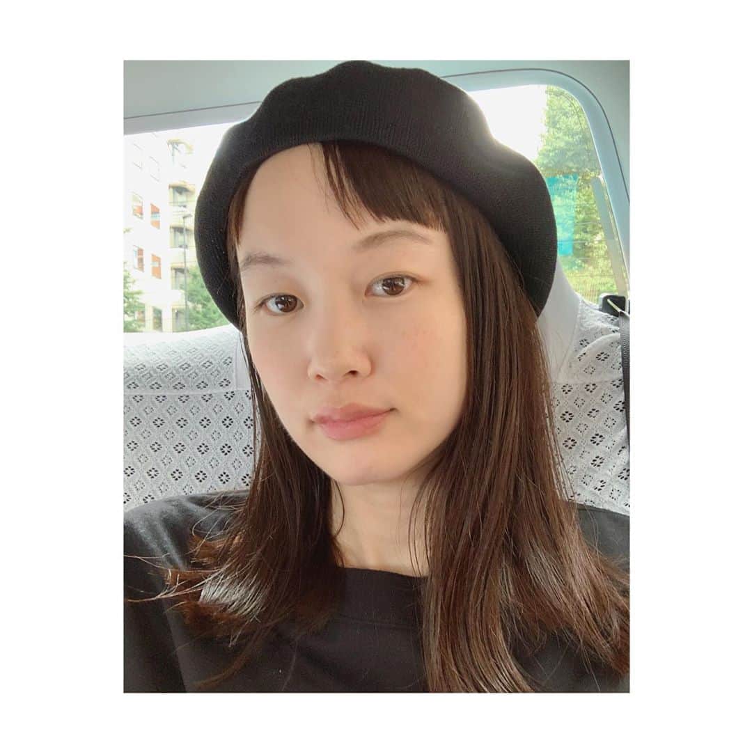 高見まなみのインスタグラム：「10数年ぶりに前髪を作りました💇🏻‍♀️ . 10年以上、センターで分けていたので、まだセンターでパックリ！ 一週間ほどで、おさまるらしいけど、今日は帽子があってよかった😂🙈」