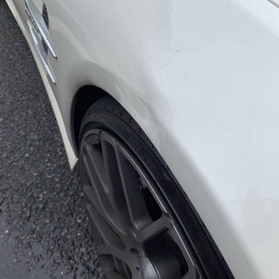 のインスタグラム：「ぶつけられた車を修理に出し、帰ってのんびりしていると車屋から電話が入る。 『鍵は？』 鍵持って帰っちゃって、ハーレーで届けに行き、帰りに先輩と遭遇し盗撮に合う（笑） #水元秀二郎#車#事故#修理#メルセデスベンツ#r231#sl63#amg#brabus#ハーレーダビッドソン#スポーツスター#フォーティーエイト#カスタム#滑走#バイパス#盗撮#笑」