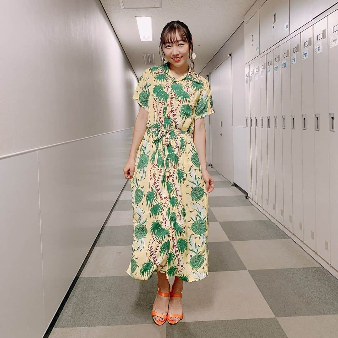 須田亜香里さんのインスタグラム写真 - (須田亜香里Instagram)「. . . おでこ出しをおしゃれ風にするコツは、眉毛を丁寧に描くことと、後れ毛をちゃんと巻くことだと思う！ . 元の顔が薄いから眉頭から鼻の根っこにかけてノーズシャドー欠かせません。 . この日はメイクさんにやってもらったけど、自分でやるときに面倒な日は、後れ毛にワックスとかオイル軽く馴染ませて束感出すとそんなに頑張って巻かなくてもそれっぽくなる…気がする(笑) . あと私はおでこ広いから真ん中らへんの髪をガッツリ上げすぎないことがこだわり！ . . 9月2日(月) . TV 【#中居くん決めて】 TBS 23:58〜 . 【#有田ジェネレーション】 TBS 25:00〜 . . RADIO 【#須田亜香里の部屋 】 アットFM 21:00〜 . 【#オレたちやってマンデー】 MBSラジオ 24:00〜 . . #おでこ広い #おでこ出し #垢抜けヘア #ヘアアレンジ」9月2日 22時32分 - akarisuda