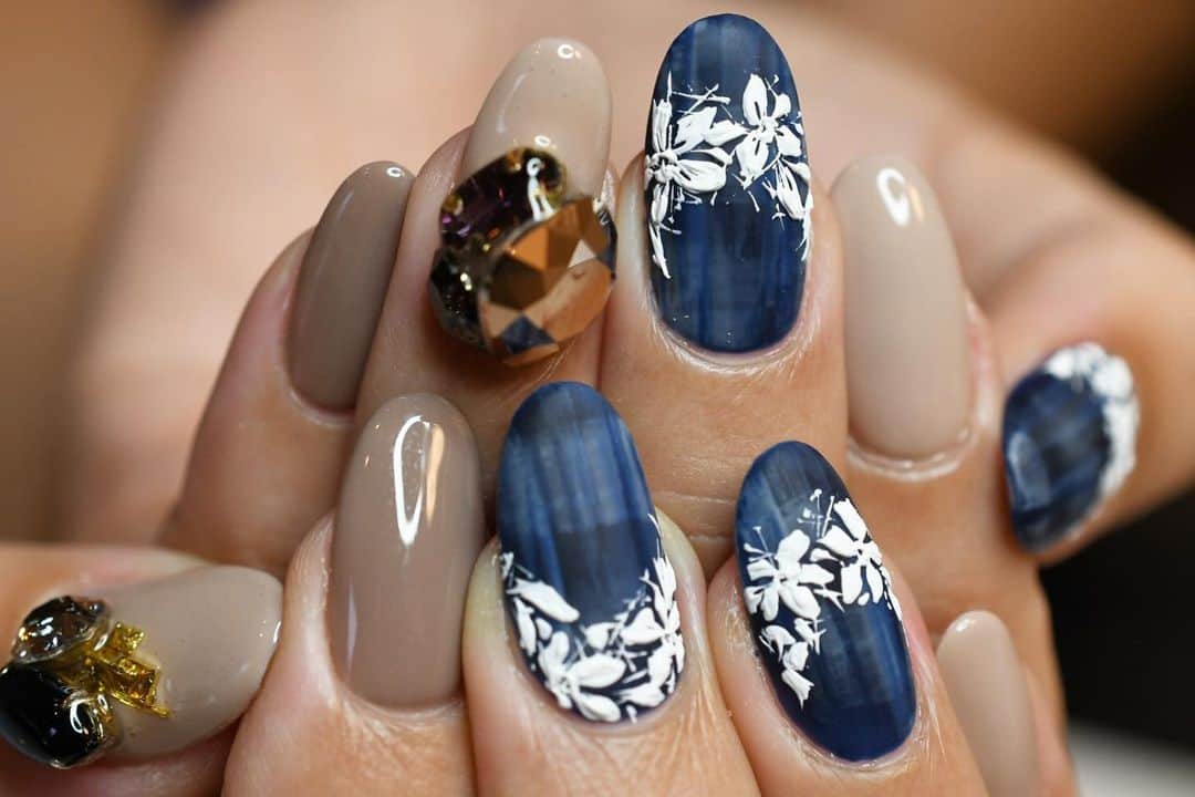 Yuka Maeda ::manicurelistのインスタグラム：「. . 大阪市北区 梅田.中崎町.駅から徒歩7分🚶‍♀️ CADENAS nail eyelash  マツエクアカウント @cadenaseyelash LINE:@ cadenas 🆔検索🙋‍♀️ tel:06-4792-8617. cadenas.nail@gmail.com. . #ネイル #ジェルアート #大人かわいい #梅田ネイル #堂山町 #大人ネイル #個性派ネイル #クリアネイル #ジェルネイル #nail #notd #ニュアンスネイル #instanail #ワンカラー #秋ネイル  #ネイルデザイン #ongels #美甲 #osaka  #ジェルデザイン #cadenas #指甲 #Autumn #Insatnails #fashion #シアーネイル #うる艷ネイル #トレンドネイル  #秋ネイル2019 #デニムネイル」