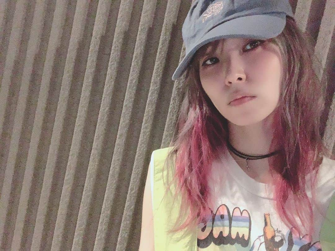 LiSAさんのインスタグラム写真 - (LiSAInstagram)「夏の終わりの夜。 あられはぜんぜん止まってくれない🐈 #昨日から9月 #あられに会いに🐈」9月2日 22時25分 - xlisa_olivex