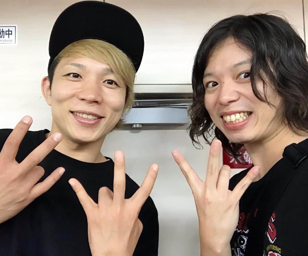 大内ライダーのインスタグラム：「海外から帰ってきたばかりの新日本プロレス・YOH選手とお茶してきたの段。あくまでも、お茶。二人ともコーヒーだけど、お茶。 2年ぶりに会ったけど変わらぬナイスガイ  #njpw #YOH」