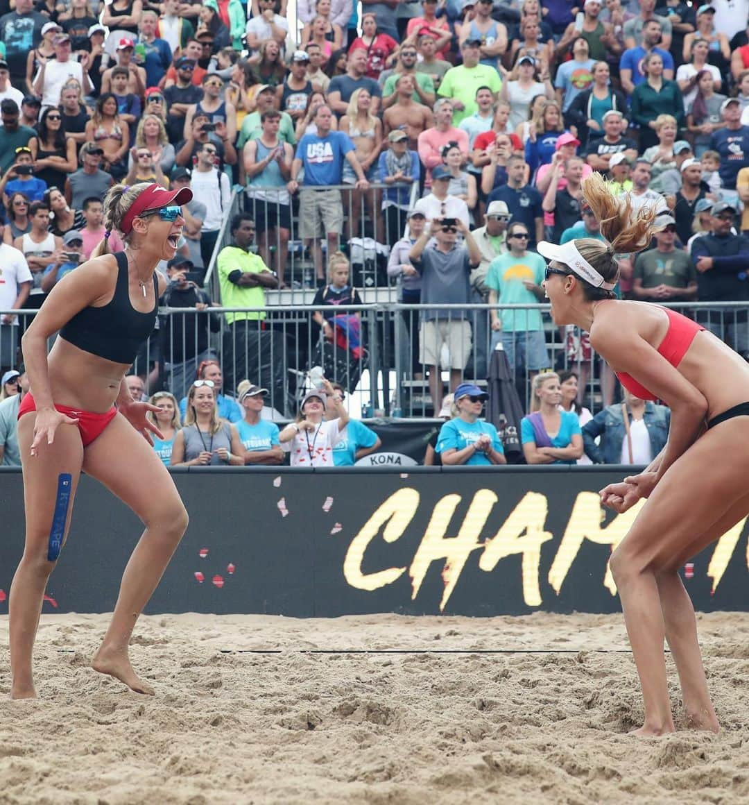 エイプリル・ロスさんのインスタグラム写真 - (エイプリル・ロスInstagram)「What a turnout Chicago!! So much fun to play in front of all of you! 🙌🏼🙏🏼❤️ ⠀⠀ So proud to be taking home the AVP Championship with @AlixKlineman for the second year in a row 👯‍♀️🏆🏆 This win was big for us 👊🏼 I can’t say thank you enough to all of you who constantly support us from near and far; friends, family, and/or fans, your love is so appreciated!! ⠀⠀ V grateful to have @jenniferkessy on our team 😘 along with @fiapogtenius, with a lot of help from Ty Hildebrand as well ⭐️⭐️⭐️ #ittakesavillage ⠀⠀ Huge thank you to @AVPbeach, Donald Sun and the whole crew for putting on such amazing events, we all know how much hard work has gone into getting to this point and that you aren’t stopping anytime soon 🚀🚀🚀 ⠀⠀ And as always, so thankful for the support of my sponsors- @mizunovolleyballnorthamerica @gatorade & @kttape, you guys rock! ⚡️⚡️⚡️⚡️ 📸1&2: @shoot802 💥 📸3: @sckiiim 💞」9月2日 22時28分 - aprilrossbeach