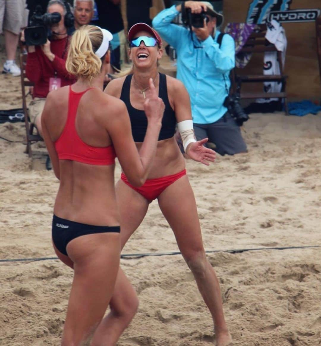 エイプリル・ロスさんのインスタグラム写真 - (エイプリル・ロスInstagram)「What a turnout Chicago!! So much fun to play in front of all of you! 🙌🏼🙏🏼❤️ ⠀⠀ So proud to be taking home the AVP Championship with @AlixKlineman for the second year in a row 👯‍♀️🏆🏆 This win was big for us 👊🏼 I can’t say thank you enough to all of you who constantly support us from near and far; friends, family, and/or fans, your love is so appreciated!! ⠀⠀ V grateful to have @jenniferkessy on our team 😘 along with @fiapogtenius, with a lot of help from Ty Hildebrand as well ⭐️⭐️⭐️ #ittakesavillage ⠀⠀ Huge thank you to @AVPbeach, Donald Sun and the whole crew for putting on such amazing events, we all know how much hard work has gone into getting to this point and that you aren’t stopping anytime soon 🚀🚀🚀 ⠀⠀ And as always, so thankful for the support of my sponsors- @mizunovolleyballnorthamerica @gatorade & @kttape, you guys rock! ⚡️⚡️⚡️⚡️ 📸1&2: @shoot802 💥 📸3: @sckiiim 💞」9月2日 22時28分 - aprilrossbeach