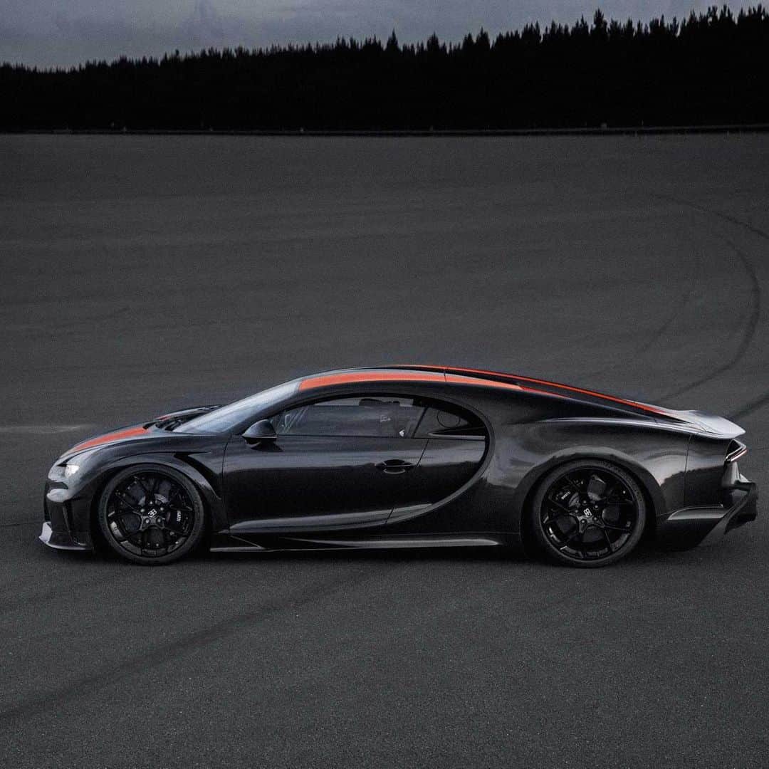 CARLiFESTYLEさんのインスタグラム写真 - (CARLiFESTYLEInstagram)「FIRST! 304.77 mph ( 490.48 kph )was hit with the New Bugatti Chiron Super Sport. 1578hp quad turbo W-16 engine. Watch the video at the end! Congrats to @bugatti 🇫🇷👏🏼👏🏼 #Bugatti #ChironSS #Supersport #300mph」9月2日 22時40分 - carlifestyle