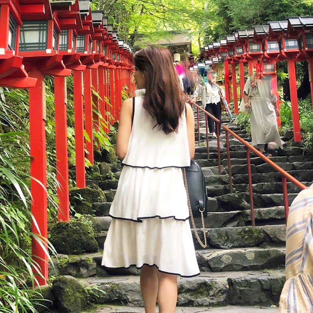 山下美咲のインスタグラム：「. 京都の思い出♡ . 水に浮かべると文字が浮かび上がってくる水占いが面白い✨ . #貴船神社#京都#京都旅行#京都観光#占い#水占い#夏休み#夏休み旅行」