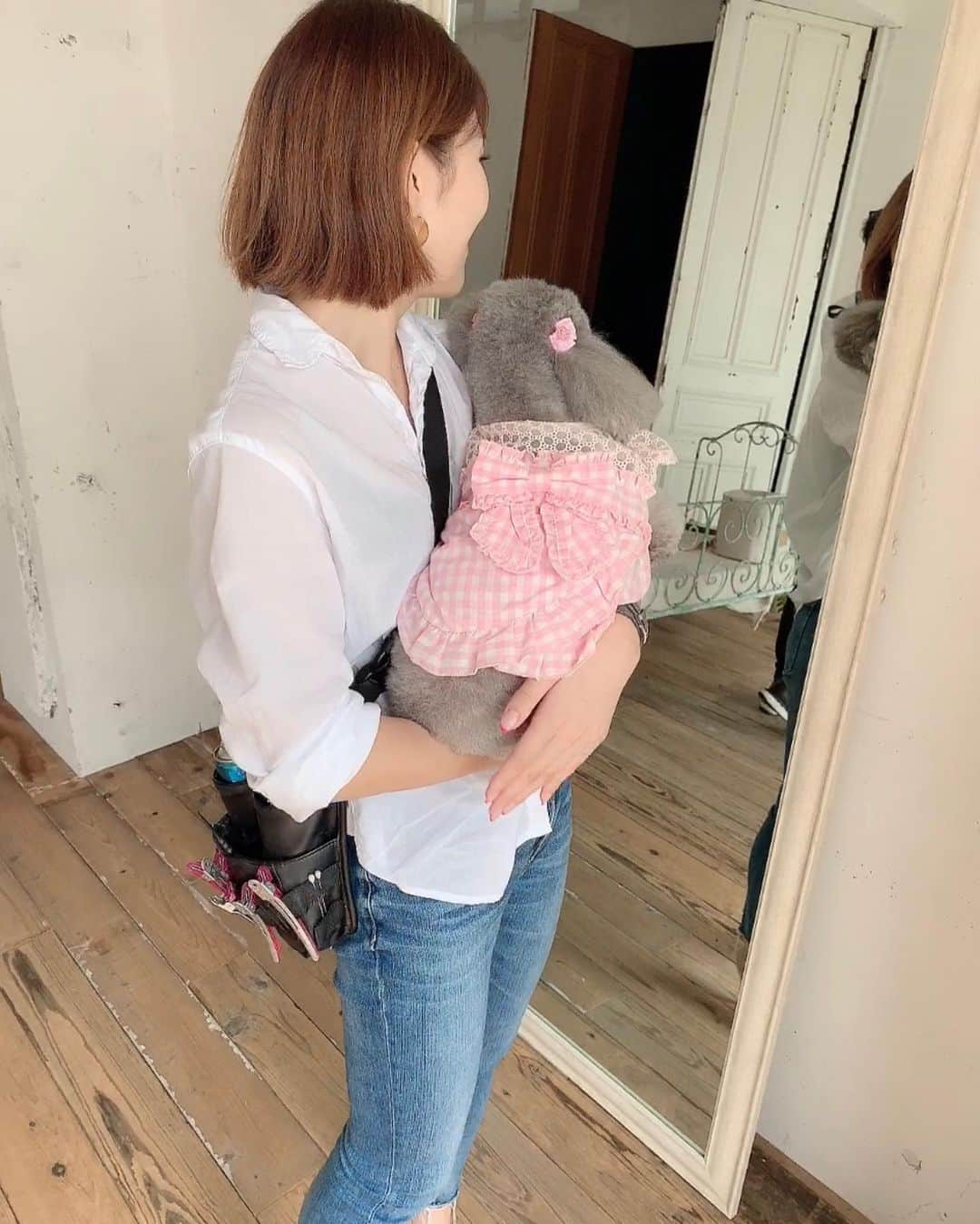 和泉佳子さんのインスタグラム写真 - (和泉佳子Instagram)「今日の撮影は、ポロちゃんも一緒にスタジオ入りして、久し振りに大好きなみかりんに会えて大興奮で、ずっとみかりんに甘えっぱなしでした🐩💕（笑） . そんな様子を私は微笑ましく眺めながら、幸せな時間を過ごす事が出来ました😌💕 . . #和泉佳子 #25ans #ヴァンサンカン #エレブロガー #みかりん #記念撮影 #50歳 #ポロちゃん  #ありがとう #竹本実加  ちゃん @mika.mydresser  @poro_izumi」9月2日 22時35分 - yoshiko_izumi