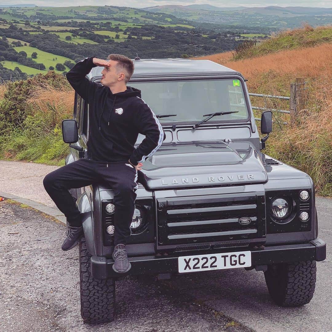 トム・キャセルのインスタグラム：「Where’s ma sheep! 🚜」