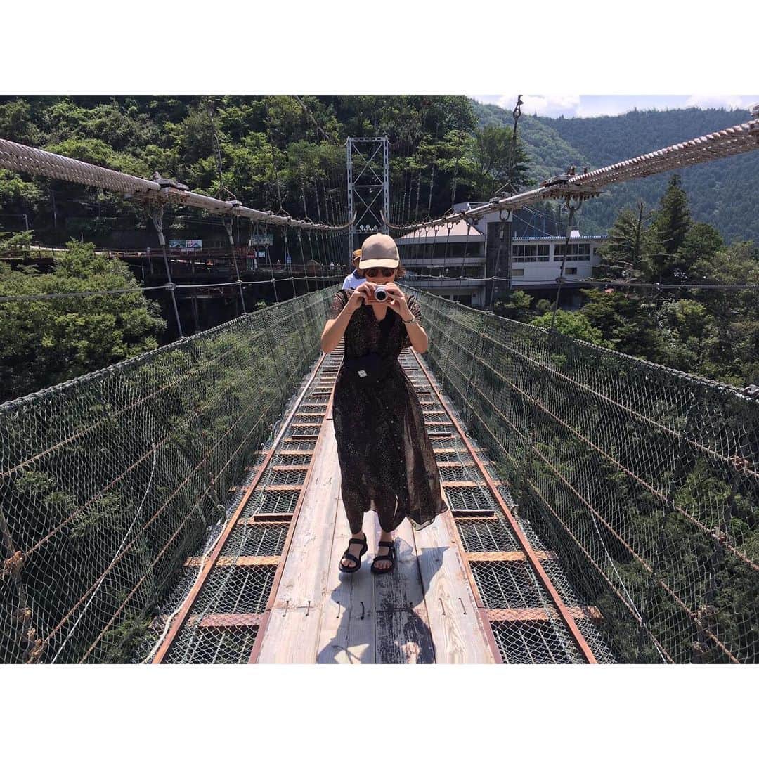 川村茉由さんのインスタグラム写真 - (川村茉由Instagram)「奈良県十津川村にある、 【谷瀬のつり橋】 長さは日本一297m 高さ54m スリル満点🤯🔥 * 橋、グラグラ！！！笑 かなり揺れます… 高所恐怖症の人は やめたほうがいいです。笑 とにかく無心で進むべき！ 真ん中あたりで考えちゃった ときはもう大変… 後戻りできる距離じゃない😭 でも無料でスリルを 味わいたい方は是非🥴 * (動画は係員の方の アナウンスでびっくり…😱) * #trip #travel #nara #happy  #love #like #instagood #follow #me #谷瀬の吊り橋 #奈良県 #十津川村 #つり橋  #アトラクション」9月2日 22時37分 - mayupi_k