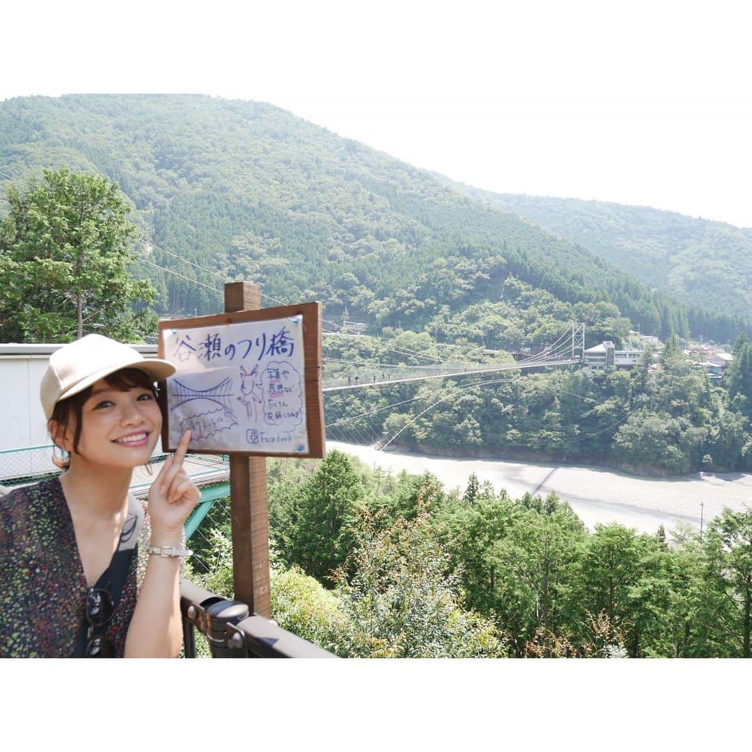 川村茉由さんのインスタグラム写真 - (川村茉由Instagram)「奈良県十津川村にある、 【谷瀬のつり橋】 長さは日本一297m 高さ54m スリル満点🤯🔥 * 橋、グラグラ！！！笑 かなり揺れます… 高所恐怖症の人は やめたほうがいいです。笑 とにかく無心で進むべき！ 真ん中あたりで考えちゃった ときはもう大変… 後戻りできる距離じゃない😭 でも無料でスリルを 味わいたい方は是非🥴 * (動画は係員の方の アナウンスでびっくり…😱) * #trip #travel #nara #happy  #love #like #instagood #follow #me #谷瀬の吊り橋 #奈良県 #十津川村 #つり橋  #アトラクション」9月2日 22時37分 - mayupi_k