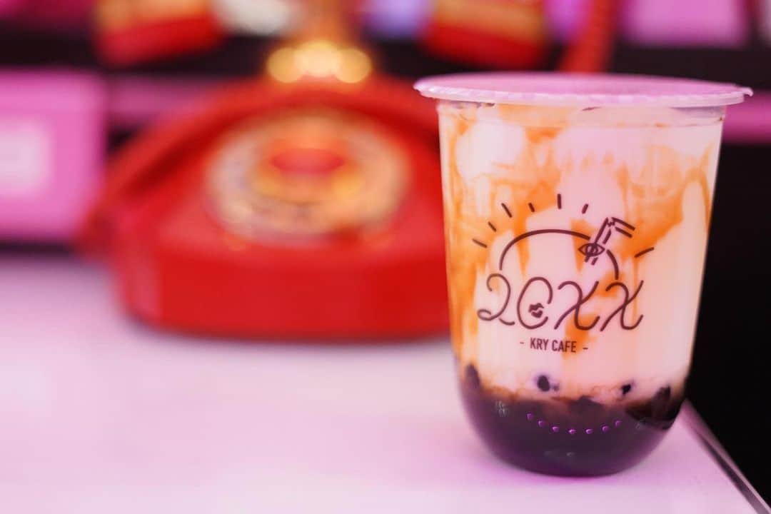 ロシアン佐藤のインスタグラム：「ケリーカフェさんのタピオカドリンク❤ 可愛いくて、バラエティに富んだメニューラインナップが楽しいです❤  チョコミント美味しかった\( ˆoˆ )/♡ #KRYCAFE20XX ケリーカフェキスキス #タピオカ」