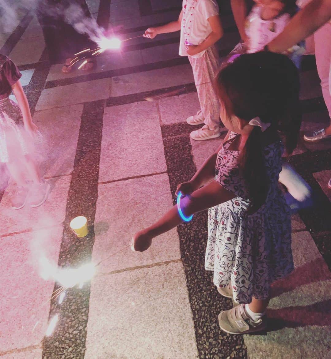 安めぐみさんのインスタグラム写真 - (安めぐみInstagram)「いつかの、お友達と花火🎆 後半は大人も楽しみました笑✨ #花火 #夏のおもいで」9月2日 22時46分 - yasu_megumi_official