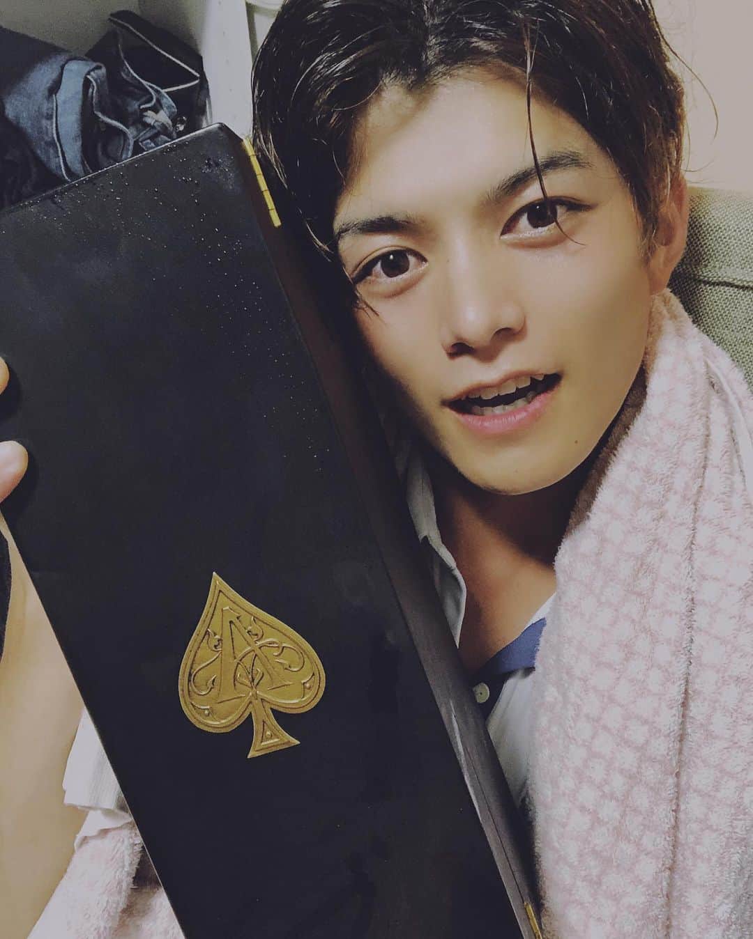 米麦圭造のインスタグラム：「. 21歳になりました！ お祝いメッセージたくさんありがとうございます！！ 全て読ませていただいてます！ まだまだ未熟者なので未熟者なりに皆さんの力をお借りしながらステップアップしていきます。 今はミスコンに全力で取り組みます！ いきなり皆さんの力が必要なのでよろしくお願いします！ 21歳の米麦圭造よろしくお願い致します！ #みすたーこん#國學院#誕生日#21歳#拳 #初#アルマンド#お酒は苦手#人生ノンアル#これからもよろしく#本日も投票お願い致します🤲」