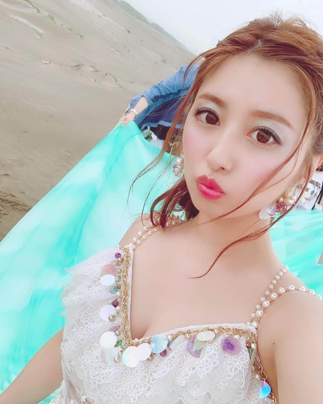 成瀬心美さんのインスタグラム写真 - (成瀬心美Instagram)「🧜‍♀️ . . さてさて！ 先程発表されましたが 写真集お渡しイベント 北海道ー！！！！！ . . なかなか行けない北の大地！ . . 皆さんに会えるの わくわくしてるよおおおお！！ . . 9/21(土)16時から 北海道札幌市の書店さんで 開催です！ 詳細はお待ちを☺️ . . 東京、大阪、愛知と来て 残すは 福岡、北海道！！！ . 最高のラストを飾るために まだまだ突っ走ります☺️！ . . 福岡もまだ募集中なので ぜひきてねー！ . 9/14(土)16時〜 ジュンク堂書店福岡店様✨ . 店頭もしくはお電話（092-738-3322） にて受付とのこと😘 . ツーショット、サイン させていただきまーーーす！ . . そしてこの写真は 写真集【here me】の オフショットです✨ . . この衣装は 私の大好きな人魚姫を イメージして スタイリスト様に 服からアクセまで 一から作っていただいたのです。 . . 生地選びから イメージまで 私も一緒になって 意見させていただいて 私の好みになるように… って とてもステキに作ってくださいました。 . . 写真集のページでは 全体像がわかるんだけど 風になびくスカートたちが とてもステキで メイクやヘアー そして髪飾りやアクセまで 本当に細かいところまで凝っていて ぜひ注目していただきたいです。 . . 私も本当にお気に入りのページに なりました！！！ . . そして写真集も イベント分を残して わずかになってきたようです！ . 目指せ完売！！ よろしくお願いします☺️ . . https://twjbooks.official.ec/items/22638327 . . #マーメイド #handmade #original #makeup #hairarrange #hairstyle #人魚姫 #写真集 #hereme #instapic #instagood #instagram #followｍe」9月2日 22時53分 - coco3ndazo