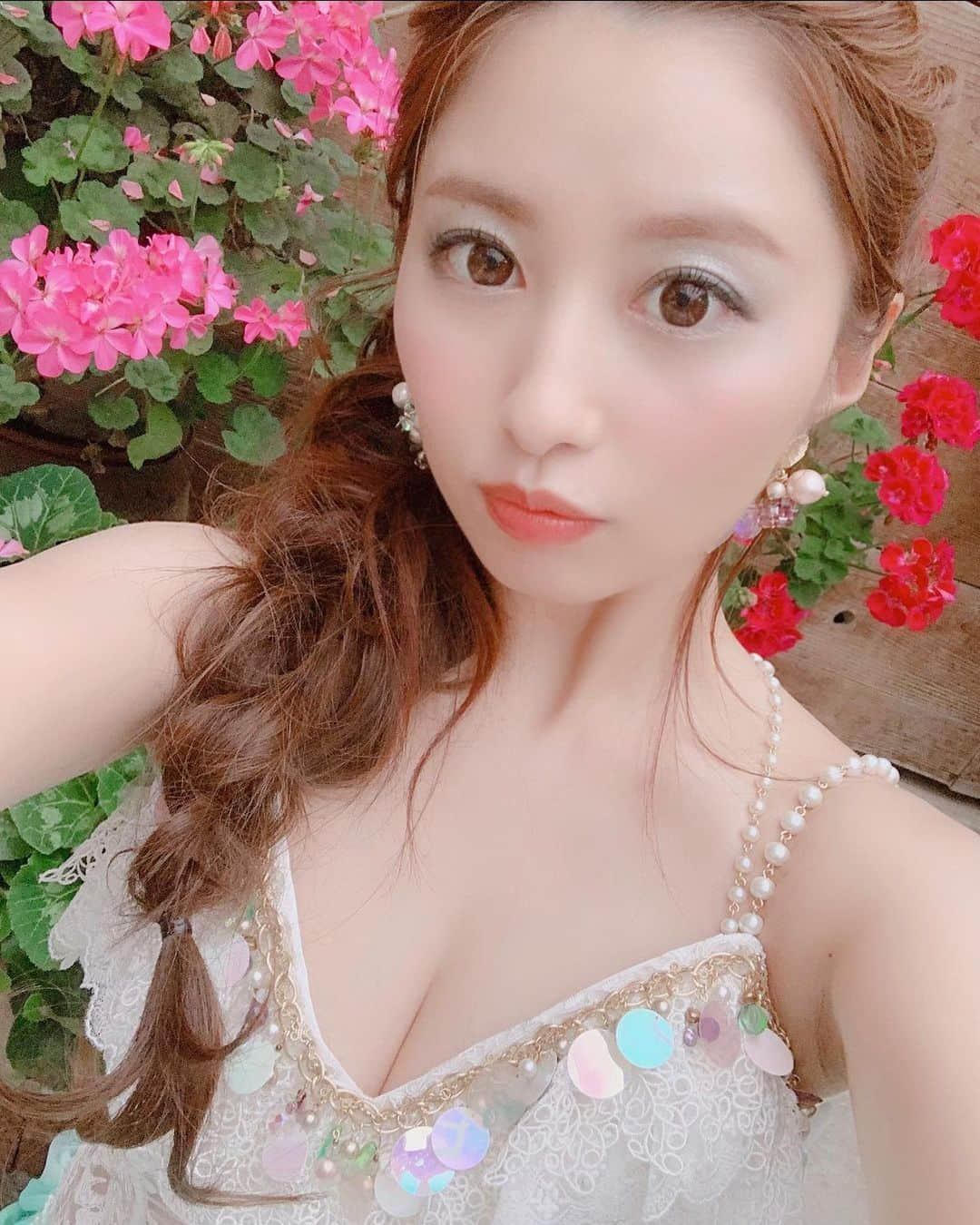 成瀬心美さんのインスタグラム写真 - (成瀬心美Instagram)「🧜‍♀️ . . さてさて！ 先程発表されましたが 写真集お渡しイベント 北海道ー！！！！！ . . なかなか行けない北の大地！ . . 皆さんに会えるの わくわくしてるよおおおお！！ . . 9/21(土)16時から 北海道札幌市の書店さんで 開催です！ 詳細はお待ちを☺️ . . 東京、大阪、愛知と来て 残すは 福岡、北海道！！！ . 最高のラストを飾るために まだまだ突っ走ります☺️！ . . 福岡もまだ募集中なので ぜひきてねー！ . 9/14(土)16時〜 ジュンク堂書店福岡店様✨ . 店頭もしくはお電話（092-738-3322） にて受付とのこと😘 . ツーショット、サイン させていただきまーーーす！ . . そしてこの写真は 写真集【here me】の オフショットです✨ . . この衣装は 私の大好きな人魚姫を イメージして スタイリスト様に 服からアクセまで 一から作っていただいたのです。 . . 生地選びから イメージまで 私も一緒になって 意見させていただいて 私の好みになるように… って とてもステキに作ってくださいました。 . . 写真集のページでは 全体像がわかるんだけど 風になびくスカートたちが とてもステキで メイクやヘアー そして髪飾りやアクセまで 本当に細かいところまで凝っていて ぜひ注目していただきたいです。 . . 私も本当にお気に入りのページに なりました！！！ . . そして写真集も イベント分を残して わずかになってきたようです！ . 目指せ完売！！ よろしくお願いします☺️ . . https://twjbooks.official.ec/items/22638327 . . #マーメイド #handmade #original #makeup #hairarrange #hairstyle #人魚姫 #写真集 #hereme #instapic #instagood #instagram #followｍe」9月2日 22時53分 - coco3ndazo