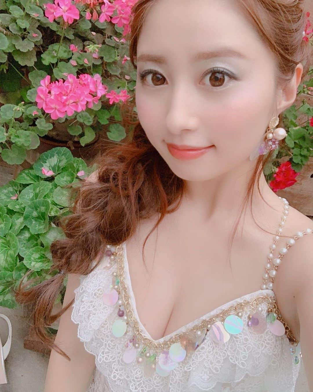 成瀬心美さんのインスタグラム写真 - (成瀬心美Instagram)「🧜‍♀️ . . さてさて！ 先程発表されましたが 写真集お渡しイベント 北海道ー！！！！！ . . なかなか行けない北の大地！ . . 皆さんに会えるの わくわくしてるよおおおお！！ . . 9/21(土)16時から 北海道札幌市の書店さんで 開催です！ 詳細はお待ちを☺️ . . 東京、大阪、愛知と来て 残すは 福岡、北海道！！！ . 最高のラストを飾るために まだまだ突っ走ります☺️！ . . 福岡もまだ募集中なので ぜひきてねー！ . 9/14(土)16時〜 ジュンク堂書店福岡店様✨ . 店頭もしくはお電話（092-738-3322） にて受付とのこと😘 . ツーショット、サイン させていただきまーーーす！ . . そしてこの写真は 写真集【here me】の オフショットです✨ . . この衣装は 私の大好きな人魚姫を イメージして スタイリスト様に 服からアクセまで 一から作っていただいたのです。 . . 生地選びから イメージまで 私も一緒になって 意見させていただいて 私の好みになるように… って とてもステキに作ってくださいました。 . . 写真集のページでは 全体像がわかるんだけど 風になびくスカートたちが とてもステキで メイクやヘアー そして髪飾りやアクセまで 本当に細かいところまで凝っていて ぜひ注目していただきたいです。 . . 私も本当にお気に入りのページに なりました！！！ . . そして写真集も イベント分を残して わずかになってきたようです！ . 目指せ完売！！ よろしくお願いします☺️ . . https://twjbooks.official.ec/items/22638327 . . #マーメイド #handmade #original #makeup #hairarrange #hairstyle #人魚姫 #写真集 #hereme #instapic #instagood #instagram #followｍe」9月2日 22時53分 - coco3ndazo