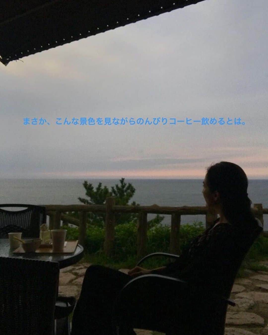 芥川舞子さんのインスタグラム写真 - (芥川舞子Instagram)「福井ヨガイベント番外編。 ・ 前日入りして一人旅をたっぷり満喫できました。 訪ねた場所は #東尋坊 。 ・ 世界三大奇勝と言われる大変珍しい絶壁で、日本海の涼やかな海が打ちつけてくる様子は圧巻です。 ・ 私は千葉生まれで海といえば太平洋ですから、日本海に訪ねたからには日没を望みたいと思い、ゆっくりと待つことにしました。 ・ 結果的に、このような美しい日没を望むことができて本当に良かったなと思います。 ・ そんなつもりは一切なかったのに、いろんな感情が内から湧いてきて、蓋していたものをふと言葉にしてみたくなったりと、思いがけず、自分の中を整理する機会ともなりました。 ・ 感情と向き合うことは時に耐え難いです。なぜなら、色んな気持ちに気づいても、今すぐその気持ちまたはその気持ちの原因となる状況を変えることができないのが、ほとんどですから。 ・ ならば一層のこと、気づかないほうが良いとさえ思うこともあります。 ですが、たとえ今すぐ変わらなかったとしても、自分への理解が深まったことで物事の別の側面が見えたりして、それ自体が変化だったりします。 そして何より、自分が自分の理解者であれることはとても深く癒されます。 ・ このように、大自然に身を置くことは容赦なく、自分の中の不自然さが際立つことであり、同時に自然な状態への修復が行われることなのだなと痛感しました。 ・ となると、やはり自然豊かな場所に住むことで、問題だと感じるさまざまなことが解消・解決するのだろうと思いました。 ・ しかし、先にも書いたように今すぐ状況を変えることができないのが現実です。 ・ 私も様々な事情があり、すぐに自然豊かな場所に引っ越すことはしません。 ・ そして、もうこれほど都会が発展してきてしまった状況で、環境全体を自然に戻すことはとてつもない労力と時間がかかるでしょう。 ・ そんな中でも今すぐできることって何でしょう？ それが、ハタヨガの練習なのだと思っています。 ・ ハタヨガは、'呼吸しやすい''を全ての判断基準に置き、身体を動かします。 そうすることで、生きるために最も必要なこと(呼吸)を優先する具体的な実践をしていることとなります。 ・ 生きるために必要なこと以外しないことが、生き物として自然な状態だとヨガは教えてくれます。 ・ だから呼吸のためだけに行なうハタヨガは、自然とは何かを経験させてくれるのです。 ・ 住む場所を変えなくても、 自然豊かな場所へ旅行に行けなくても、 サーフィンやスノボなど自然の中での活動ができなくても、 散歩できなくても。  都会の喧騒にまみれてても、 やりたくない仕事をやらなくてはいけなくても、 一緒に居たくない人と過ごさなくてはいけなくても、 不自然な食事をせざるを得なくても、 誰かにイライラしてても。 ・ そんな状況でも、大自然に触れることはできます。 ヨガの練習の中での自分の呼吸を通して。 ・ ・ これらも日々ヨガをしていたから気づけたことですね。 だからこれからも、ハタヨガの練習を毎日します。 ・ たとえ大自然の中に身を置くことがあっても、それをヨガの代わりとせず。 ハタヨガの実践を毎日します。」9月2日 22時54分 - maiko.akutagawa