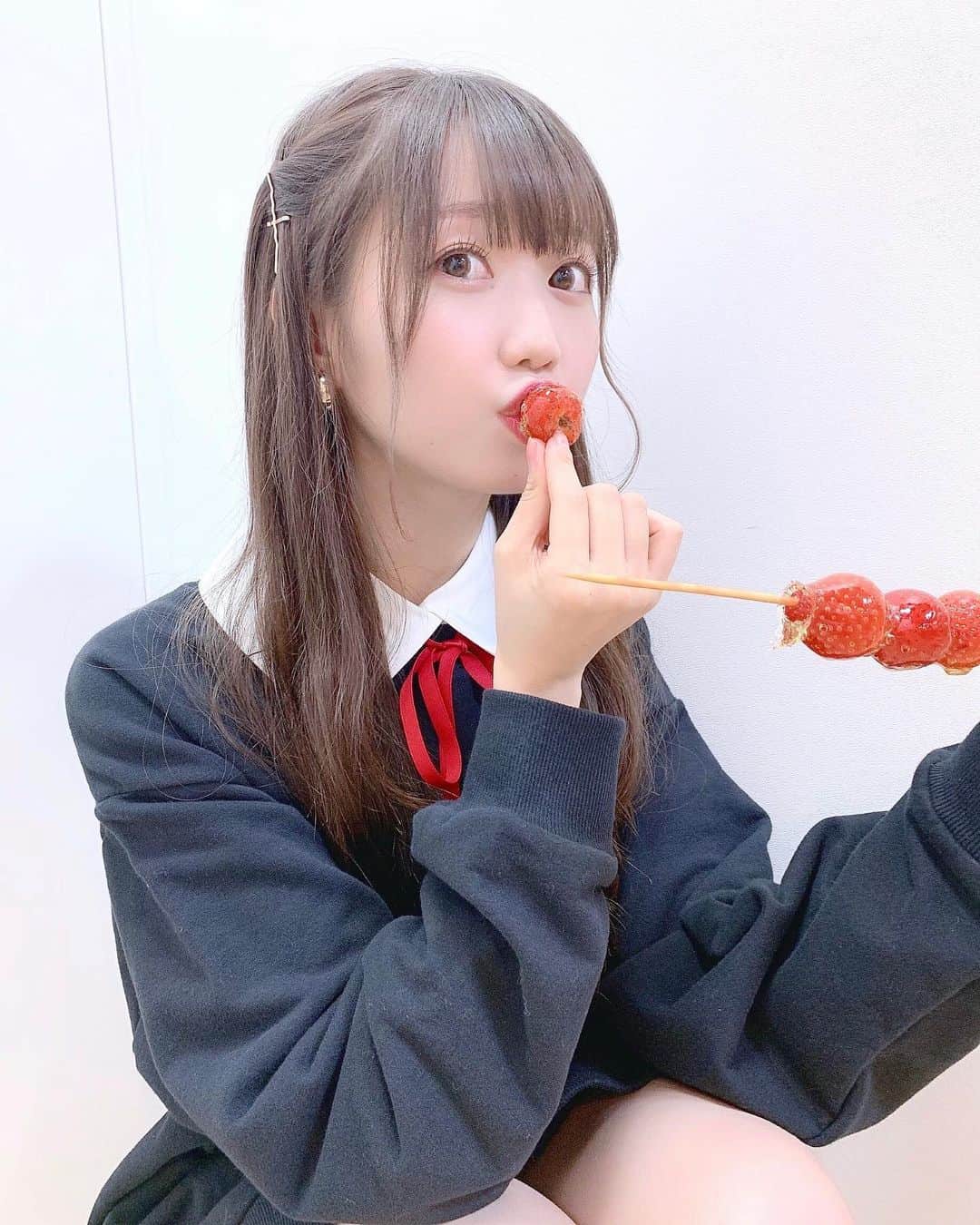 大谷映美里さんのインスタグラム写真 - (大谷映美里Instagram)「🍓🦴🍓🦴 ㅤㅤㅤㅤㅤㅤㅤㅤㅤㅤㅤㅤㅤ いちごあめ！！本当に美味しかった、、、❤︎ コラボスウェットやっぱり可愛いなぁ〜〜🙈💌💭 ㅤㅤㅤㅤㅤㅤㅤㅤㅤㅤㅤㅤㅤ 髪の毛はサイドをねじって 金ピンでばってんにとめただけの簡単アレンジだよ👑 ㅤㅤㅤㅤㅤㅤㅤㅤㅤㅤㅤㅤㅤ #ハニーシナモン #strawberryfetish」9月2日 22時57分 - otani_emiri