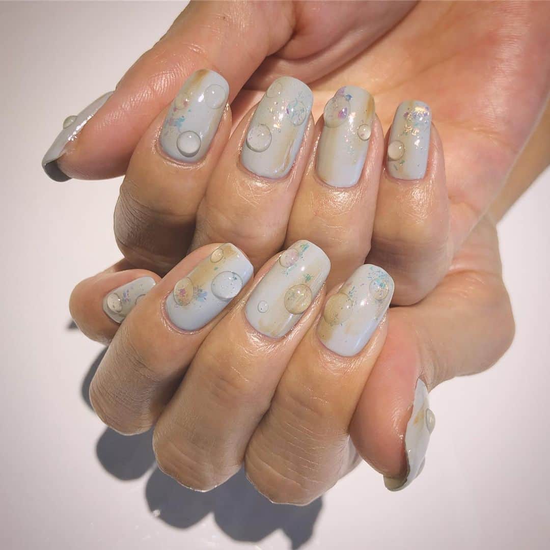 RUBY&ONYX by Kanako Miuraのインスタグラム：「💧水滴💧 ・  秋カラーに涼しさを🍂 ・ ・ ・ 9/4 12:00〜 9/5 12:00〜  ご案内可能です♥︎ お子様もお隣に座れるペアルームや個室もございます💡 ・ ・ ・ 🌿月額制もやってます🌿 ○プレミアム会員(ハンド&フット)¥29,800(税抜)・ ○ハンドレギュラー会員¥14,800(税抜)・ ○フットレギュラー会員¥14,800(税抜)・ ・ それぞれ全てのメニューが月に何度でもご利用頂けます。  ご予約、お問い合わせはDMまたは 0354595882 LINE ID：@ rubynail までお気軽にどうぞ💫  #daikanyama#nailsalon#nail#gelnail#rubyandonyx#summer#summernails#handnail#mode#cool#studs#menscare#ART#autumnnails#メンズネイル#メンズケア#定額制ネイル#通い放題#ジェルネイル#ネイル#ノーサンディング#ショートネイル#代官山ネイルサロン#トレンドネイル#秋ネイル」