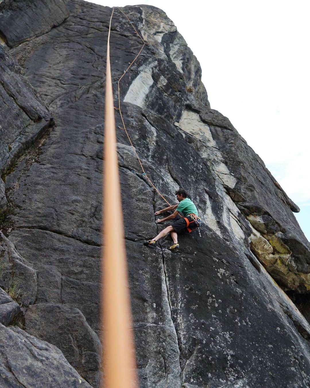 エミリー・ハリントンのインスタグラム：「Real life toprope hero 🧗🏻‍♂️🦸🏻‍♂️ // @adrianballinger // @petzl_official // @lasportivana」