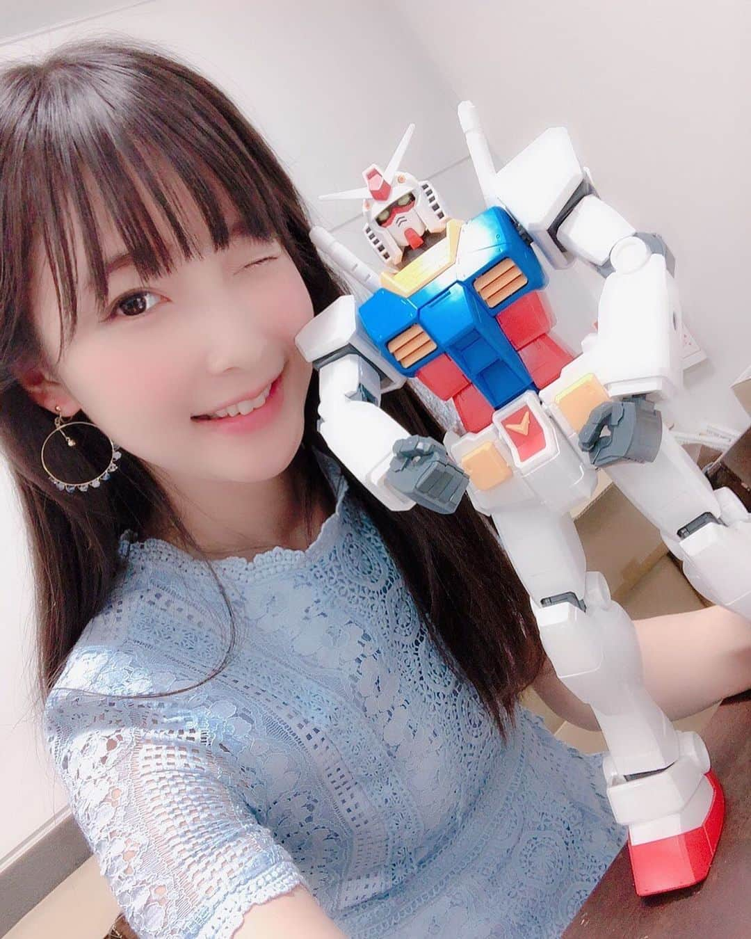 川崎あやさんのインスタグラム写真 - (川崎あやInstagram)「ガンダムついに完成ーーー🥰❤️！！ このあと私だけのオリジナル感をプラスする為にデカールを貼りたいと思います🐼💓これは初めての経験！！ 上手く出来るかな🥺？？ 完成したら9月28日全日本模型ホビーショーにてお披露目ですっ！！！ ぜひ見に来てね👶🏻✨✨ #全日本模型ホビーショー #模型完成への道」9月2日 23時00分 - kawasaki__aya